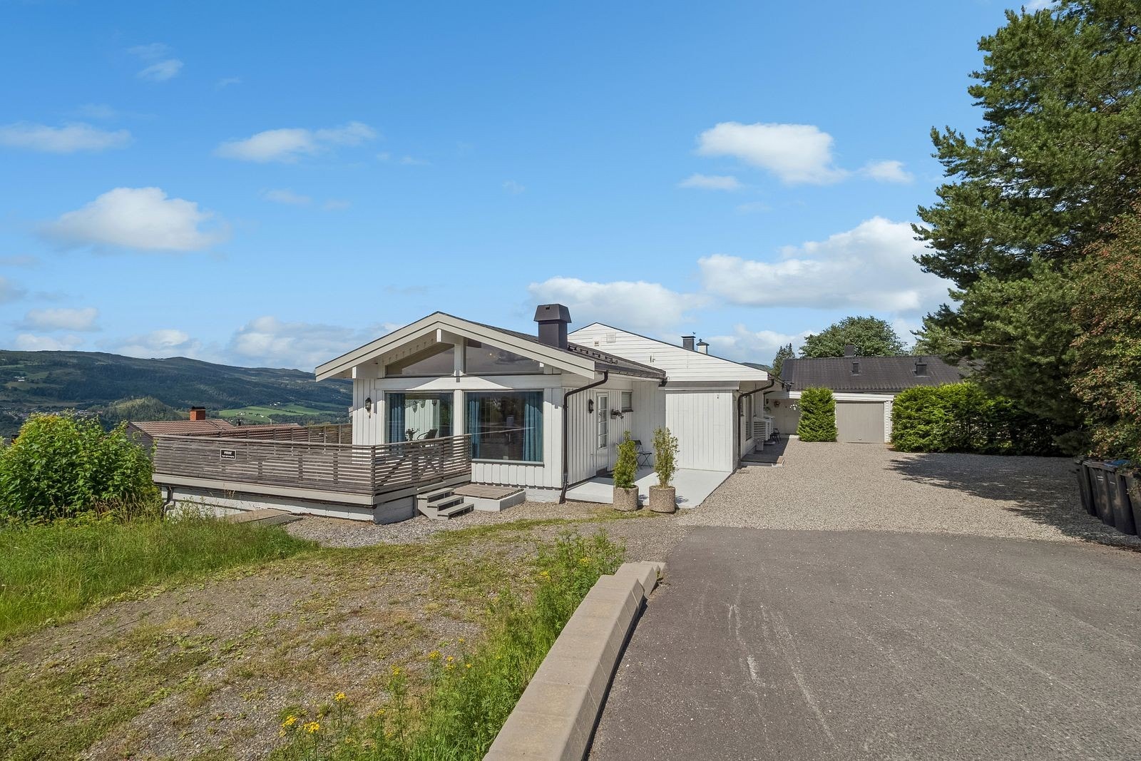 Det er felles gruslagt innkjøring til Frederik Colletts veg 1 a og 1 b Galleribilde