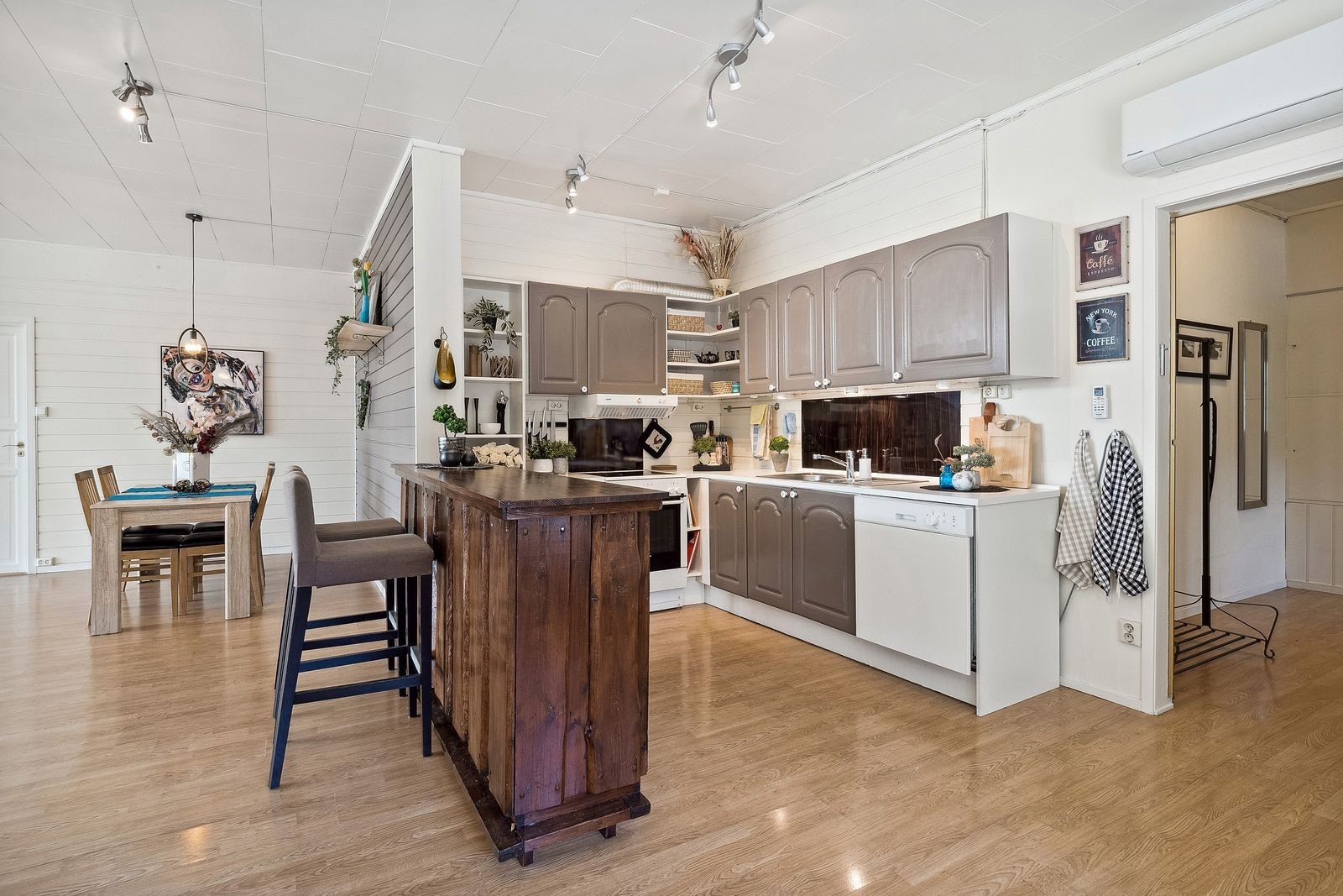 Kjøkkenenøya/bardisken er løs og må avtales om skal medfølge eller ikke. Galleribilde