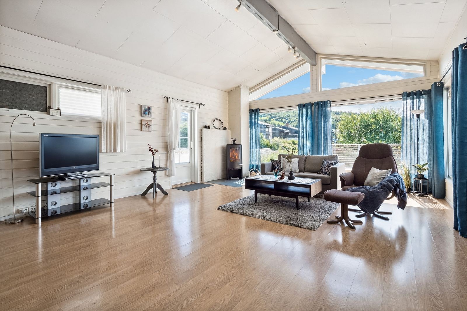 Lys stue med store vinduer mot sør og vest. Galleribilde