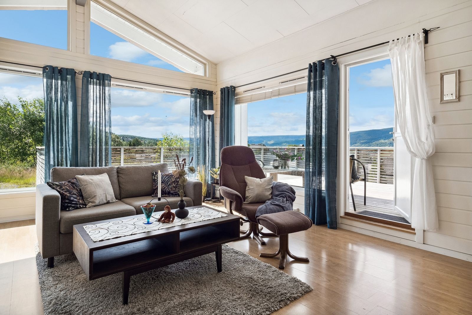 Stor stue med godt innslipp av lys samt utgang til veranda mot vest med utsikt Galleribilde