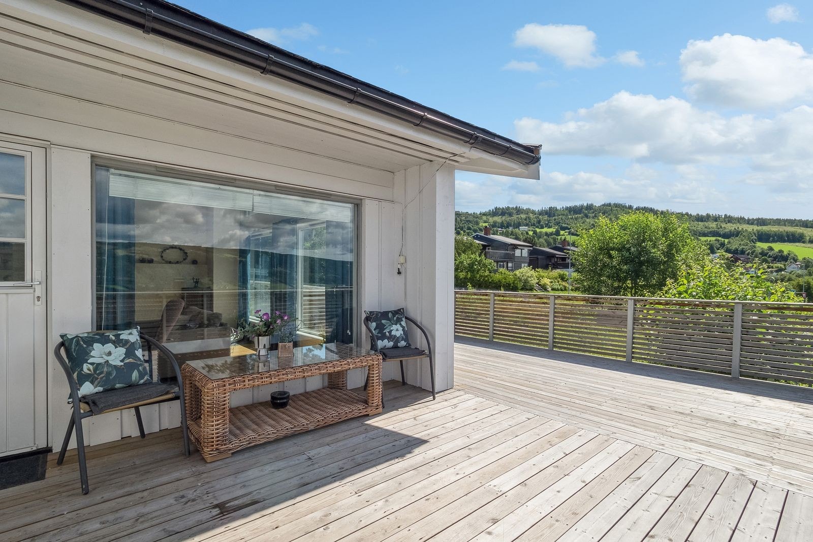 Sørvestvendt, romslig veranda Galleribilde