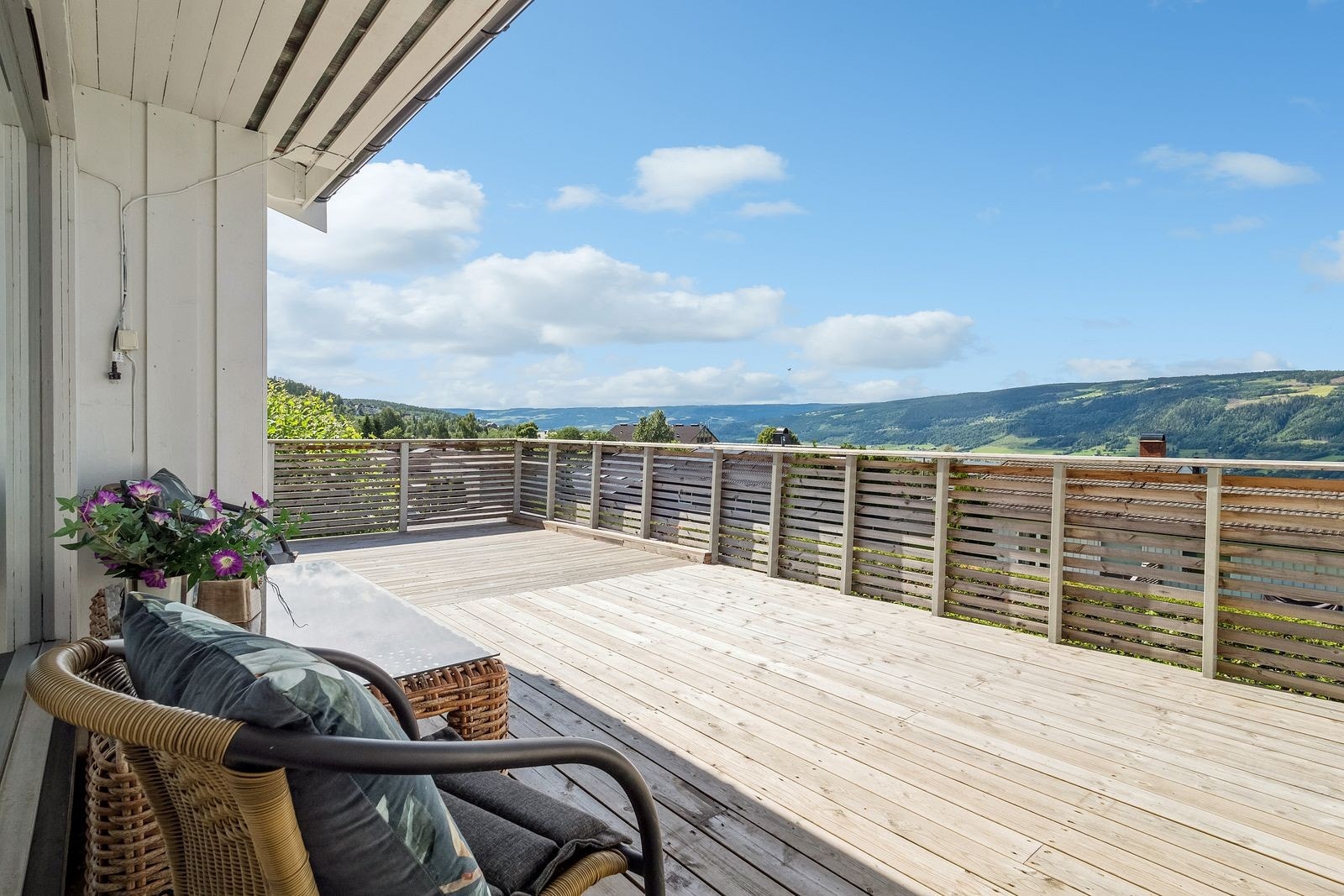 Stor, solrik veranda Galleribilde