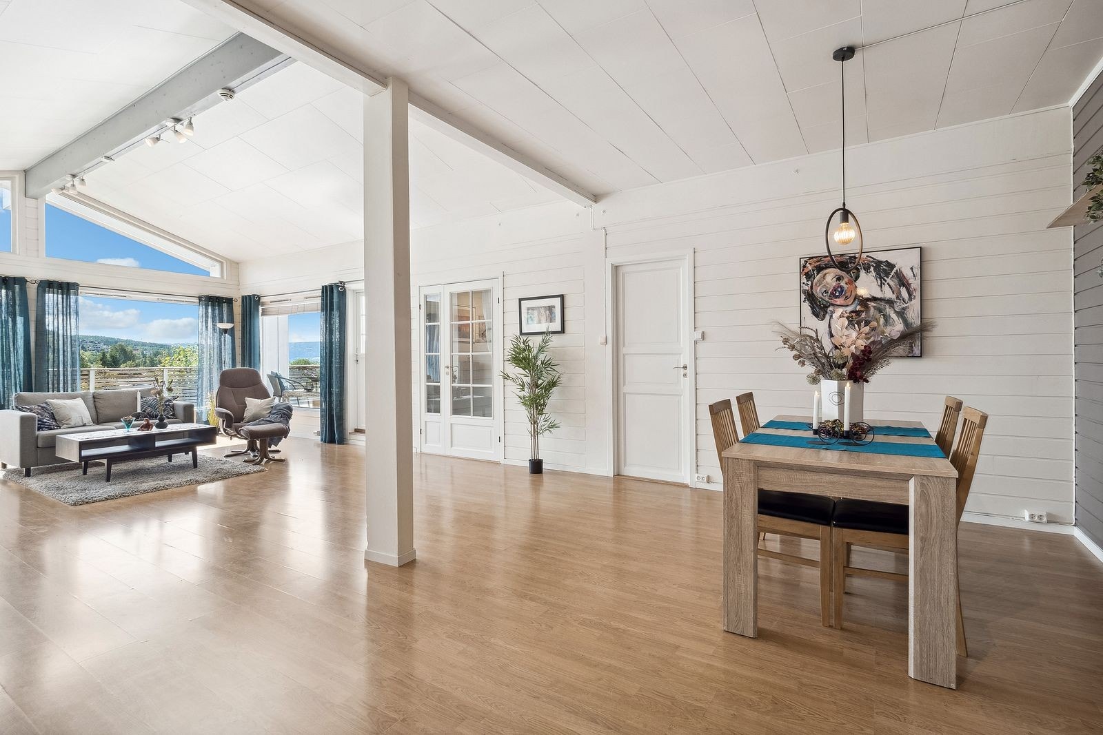 Ved siden av kjøkkenet er det plass til spisebord Galleribilde