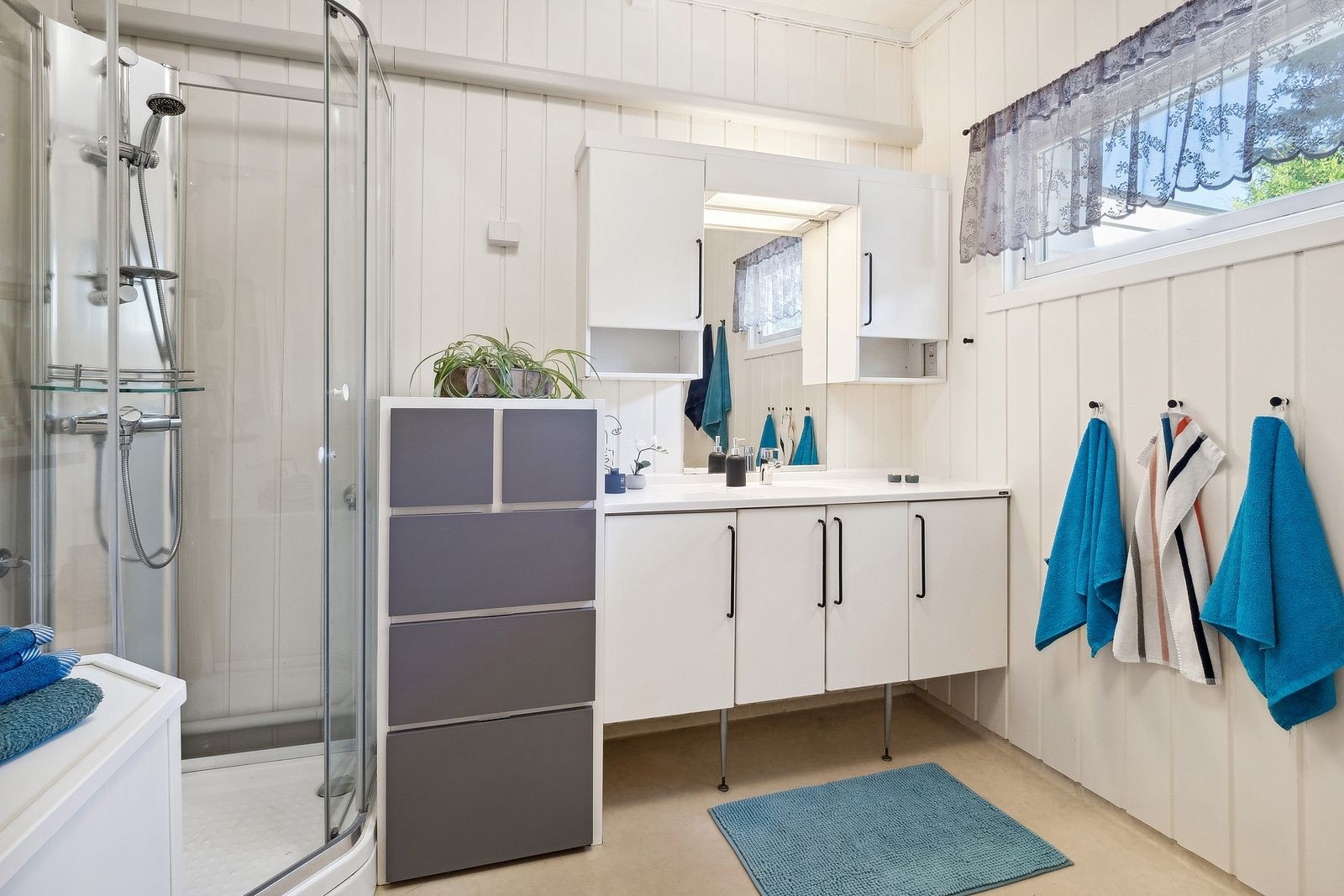 Lyst og fint bad, med dusjkabinett. Galleribilde