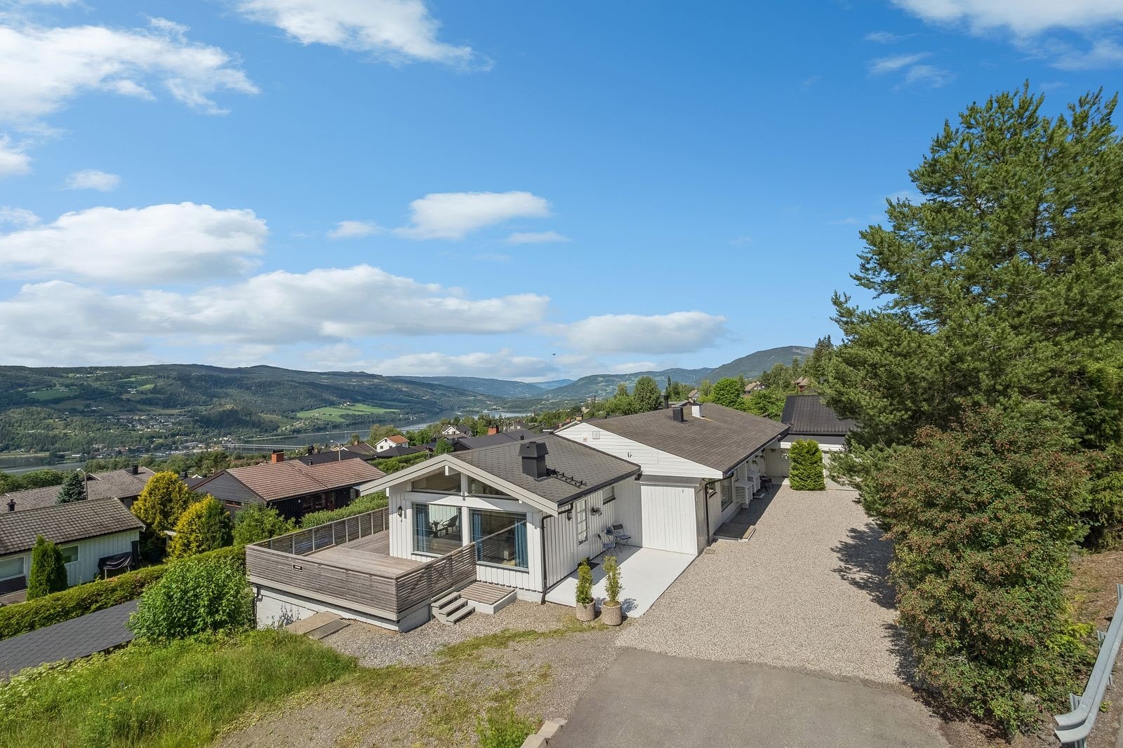 Morgensolen treffer inngangsparti og sørvendt veranda. Galleribilde