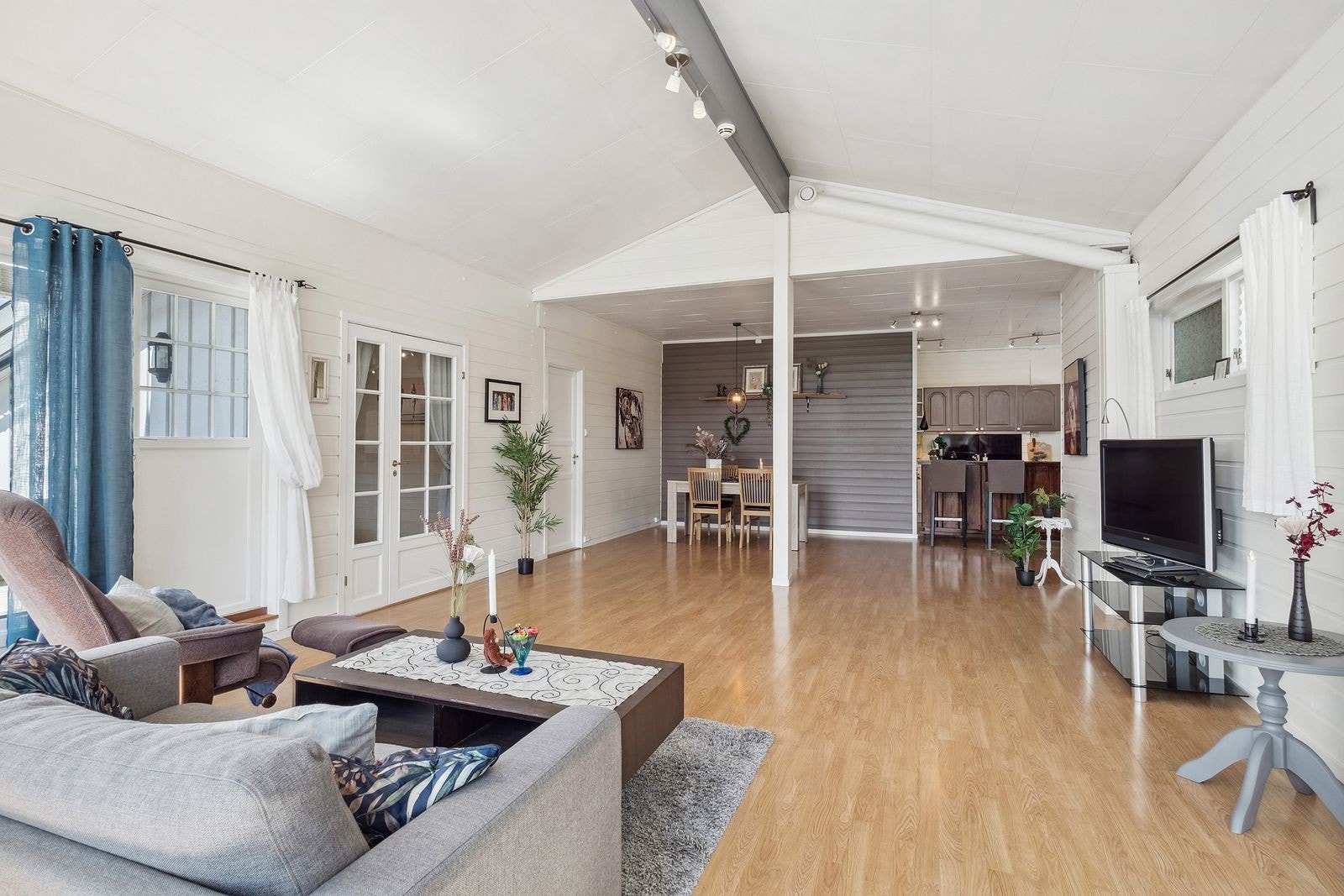 Det er god takhøyde i stuen Galleribilde