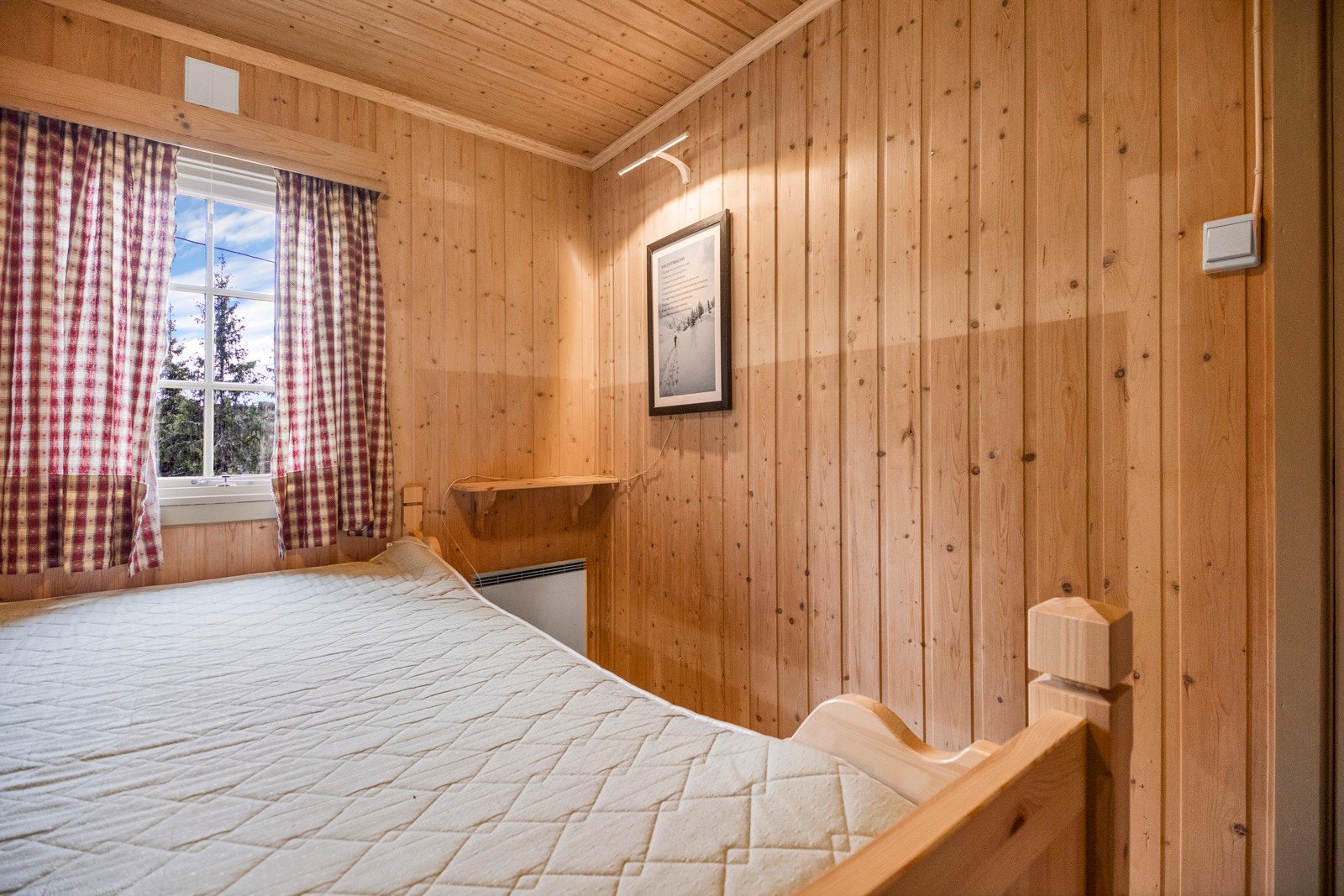 Hovedsoverom med plassbygd dobbeltseng og garderobeskap over seng Galleribilde