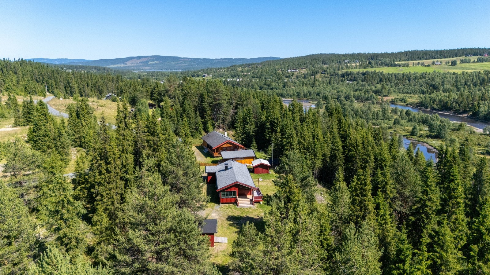 Trivelig tun med hytte, uthus og bod Galleribilde