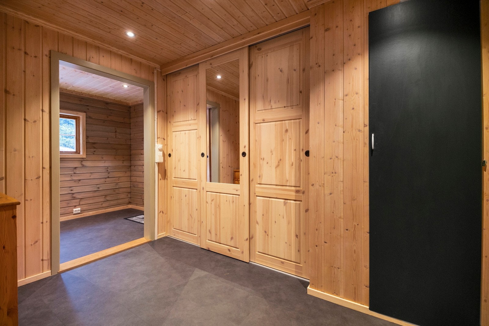 Entré med plassbygd garderobeskap. Mellomgang har også god plass til entré møbler Galleribilde