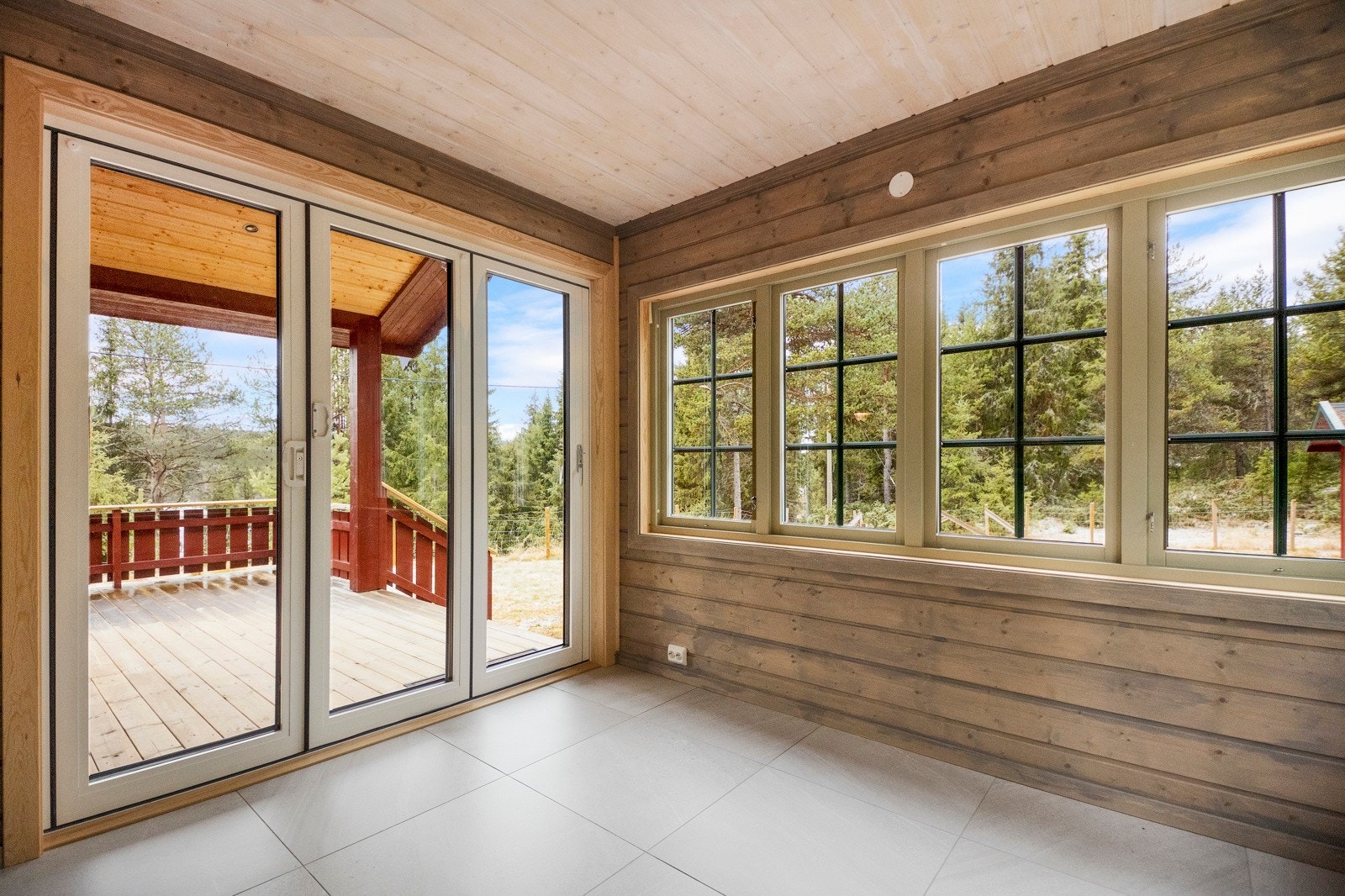 Mange vindusflater slipper inn godt med dagslys. Adkomst ut til terrasse Galleribilde