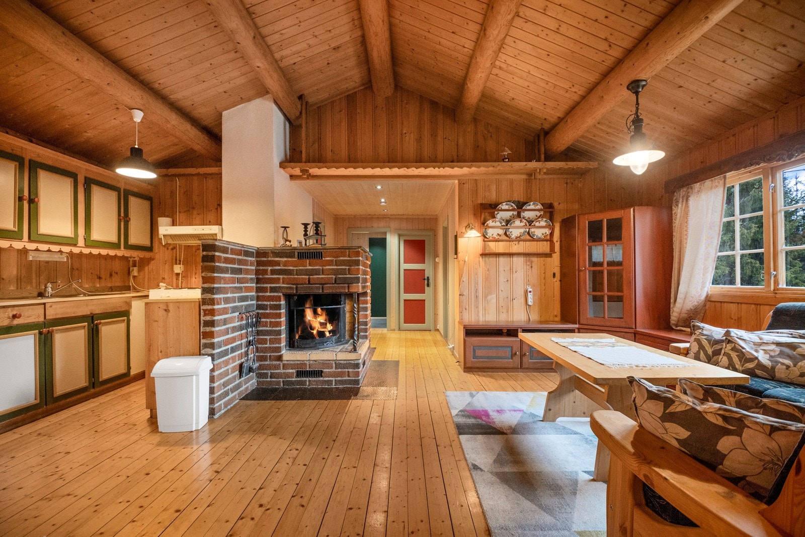 Gruepeis plassert i stuen gir en hyggelig atmosfære til rommet Galleribilde