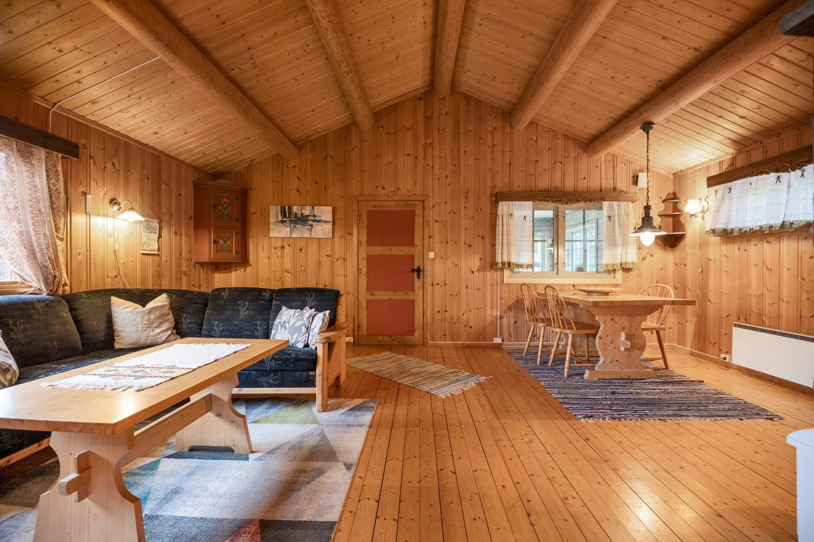 Plass til sofa- og spisegruppe Galleribilde