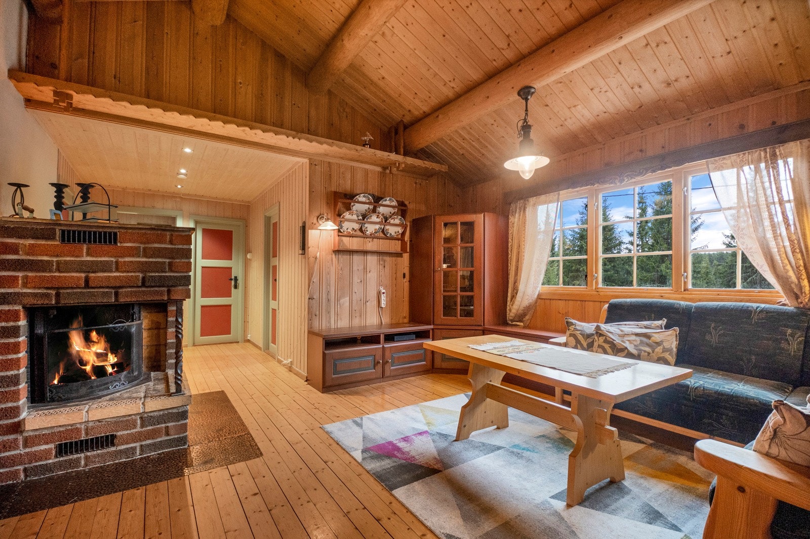 Stue med god takhøyde og synlige tømmeråser Galleribilde