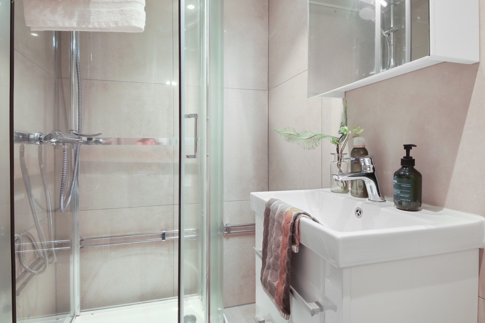 Moderne flislagt bad med gulvvarme. Galleribilde