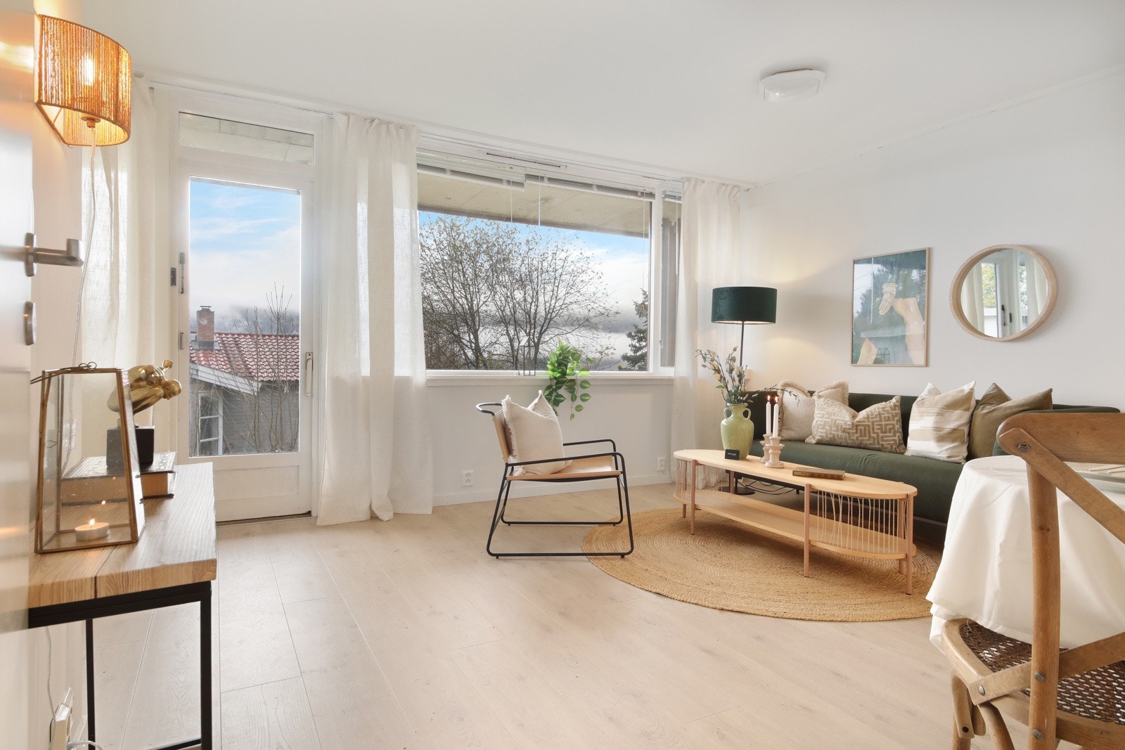 Romslig stue med store vinduer og utgang til uteområde. Galleribilde