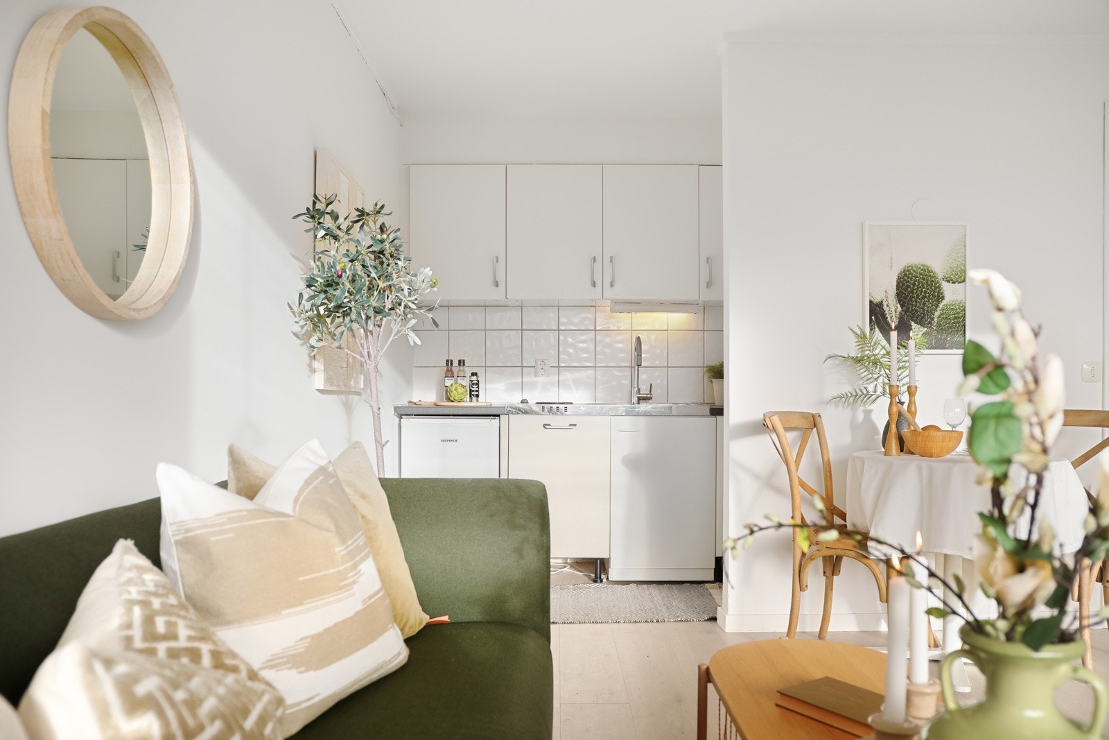 Kjøkkenet har en åpen planløsning mot stuen. Galleribilde