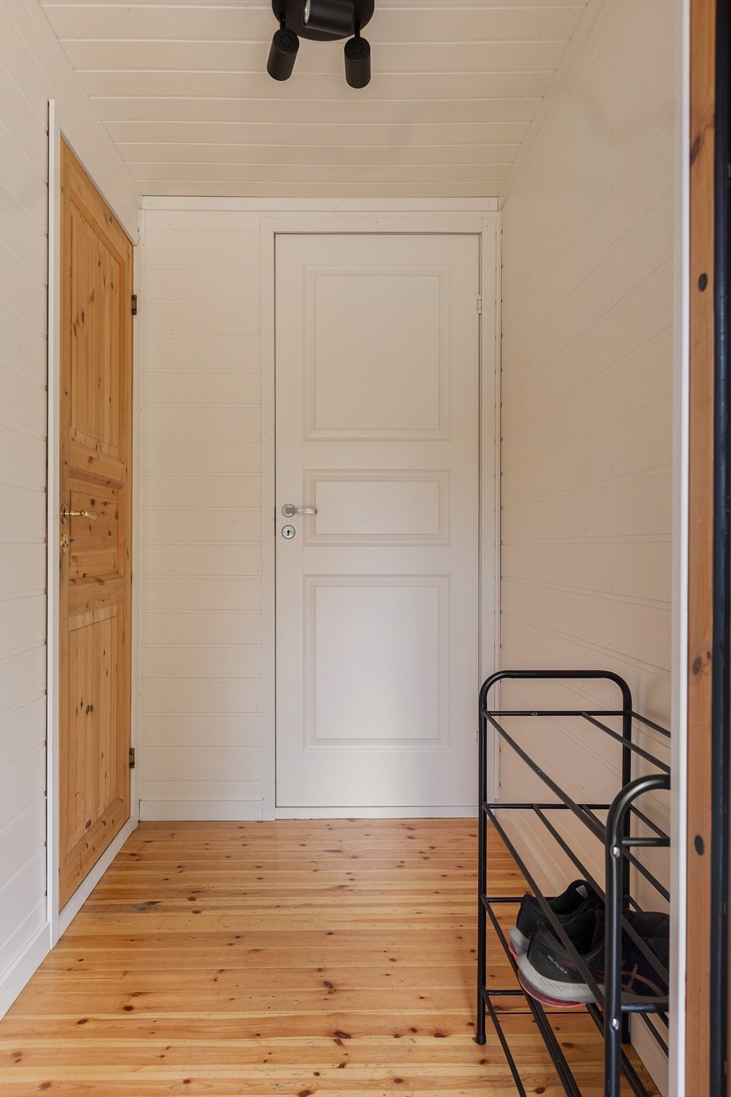 Entré med plass til løsninger for skoplassering og klesoppheng. Galleribilde