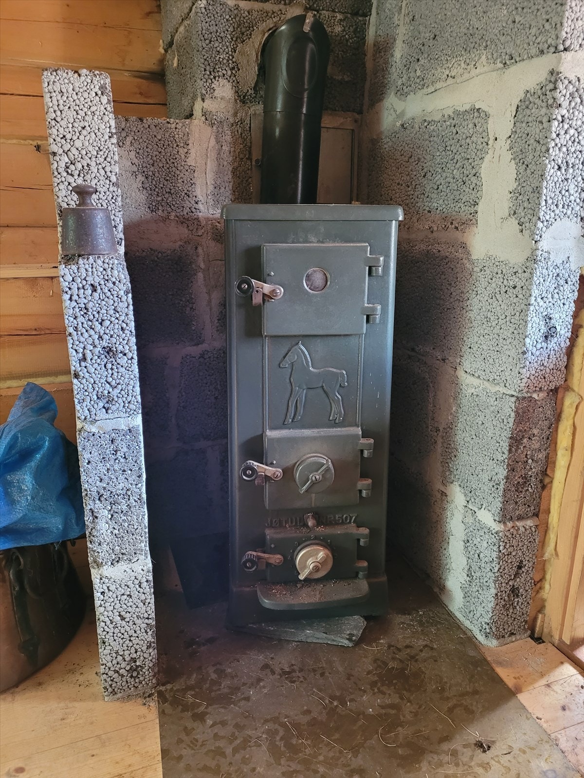 Vedovn i anneks til oppvarming, med ubrennbare plate under. Galleribilde