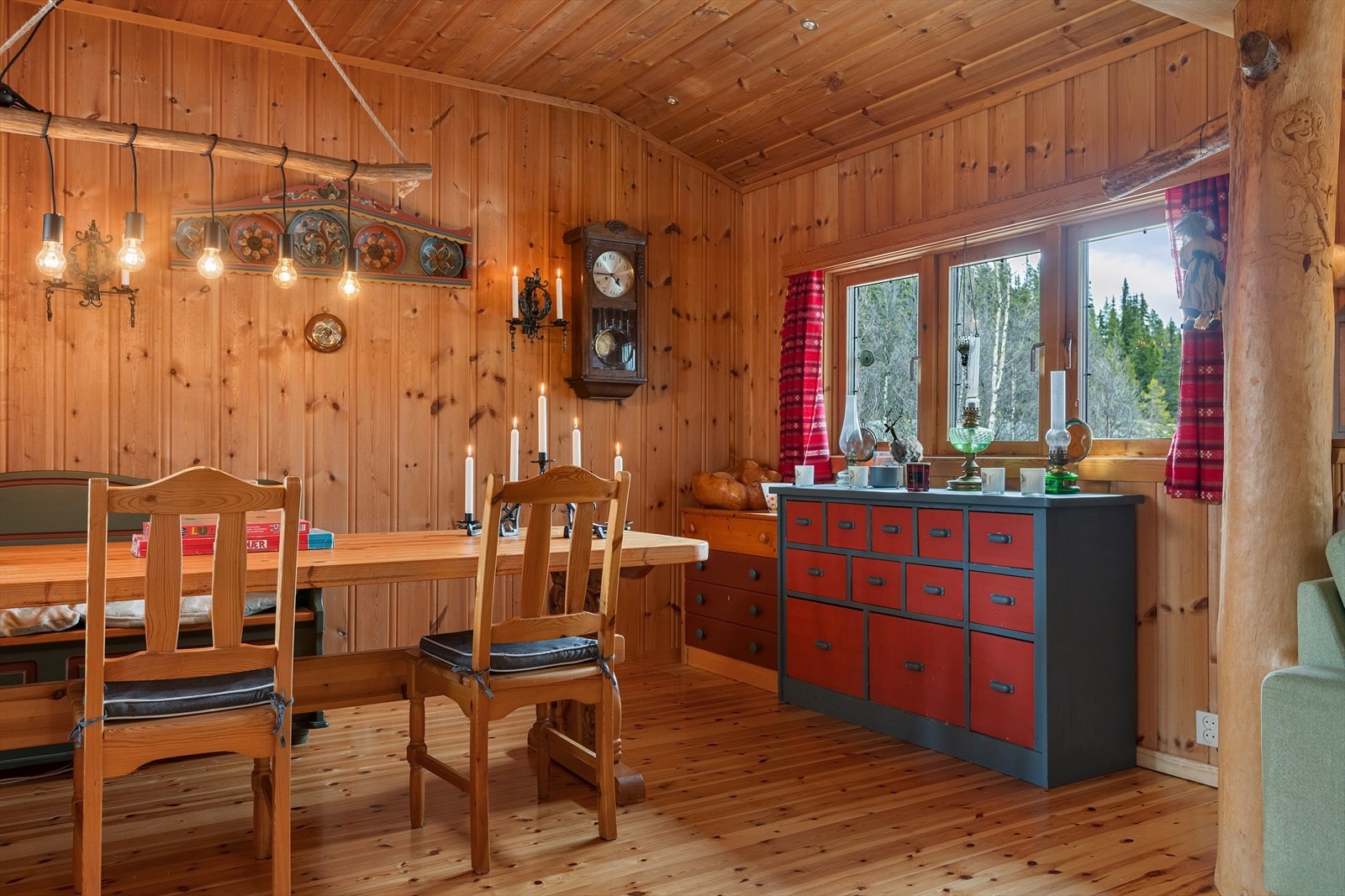 I spisestuen er det plass til et spisebord hvor familien kan samles til et godt måltid. Galleribilde