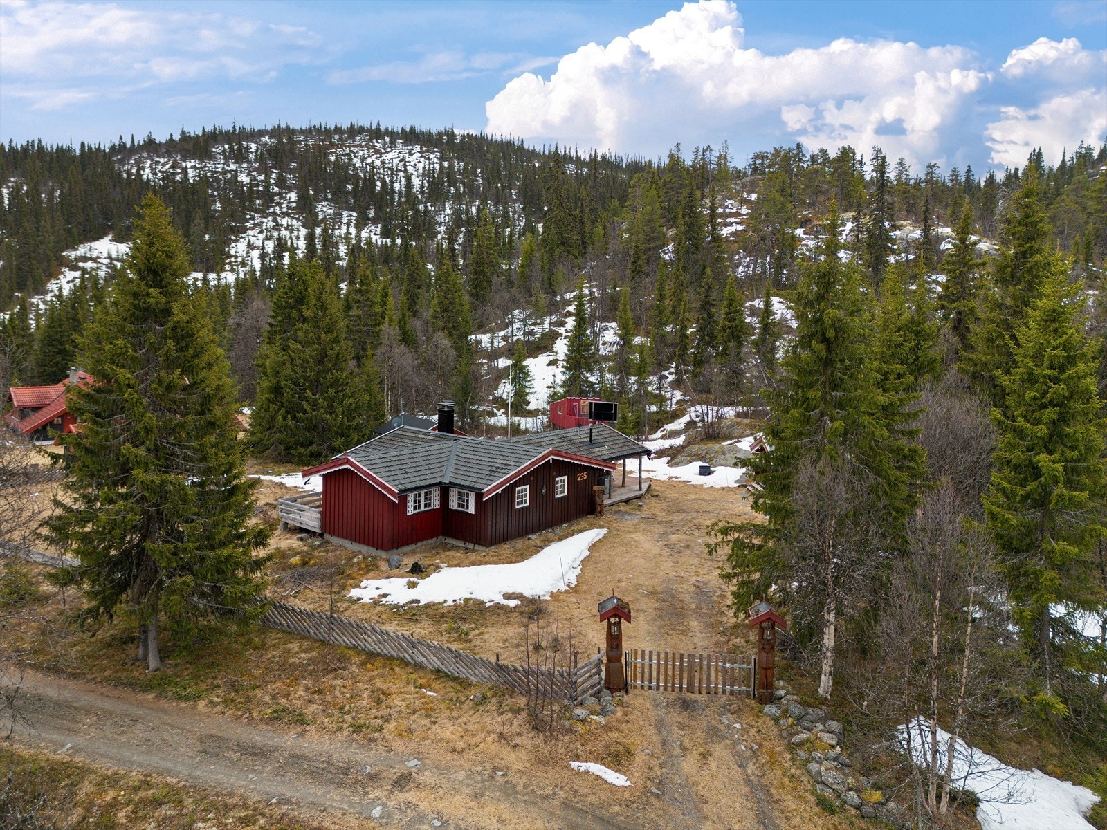 Området kan by på gode muligheter for fiske, og flott turterreng hele året. Galleribilde
