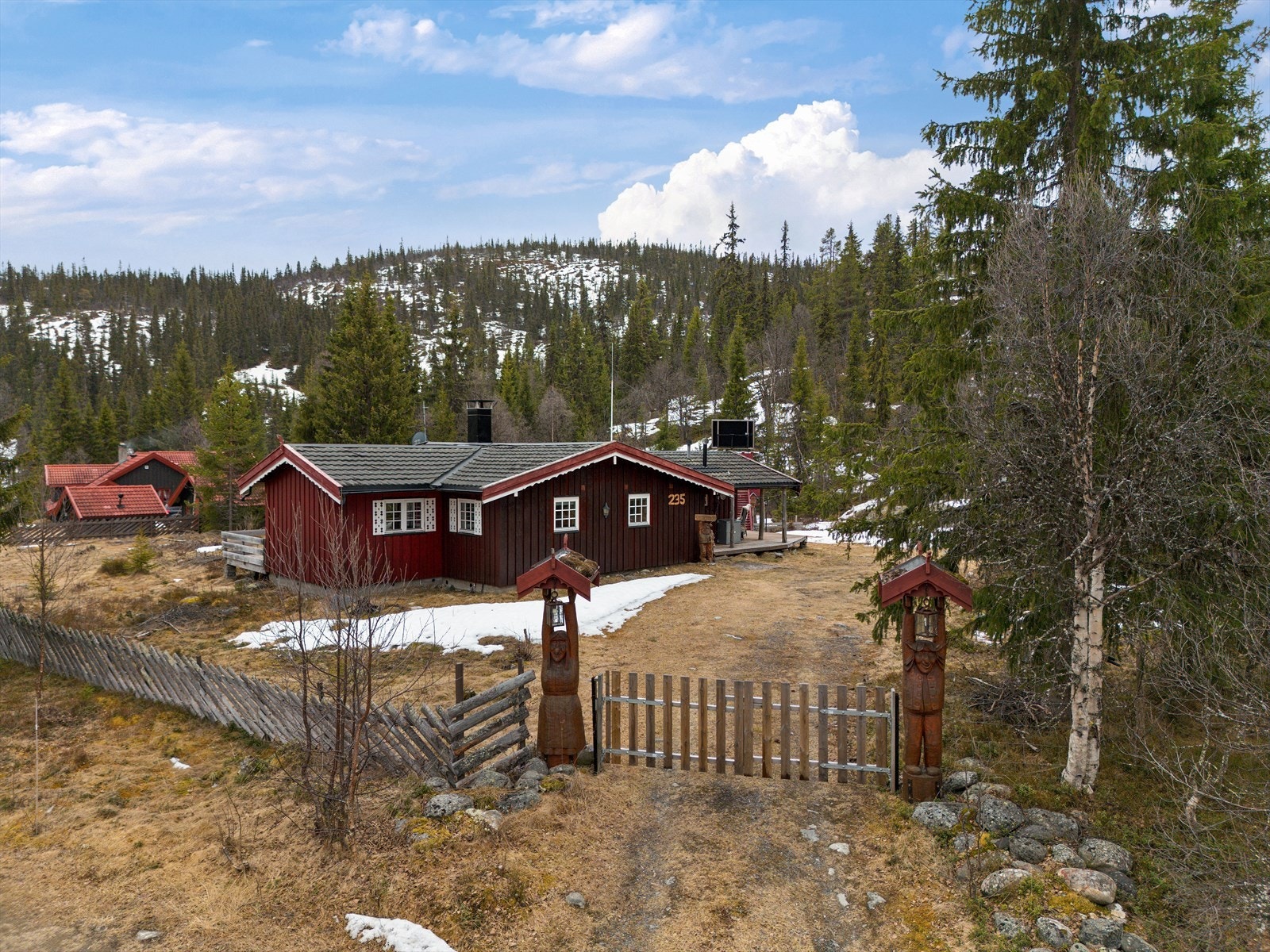 Hyggelig hyttetun bestående av fritidsbolig, anneks og uthus. Galleribilde