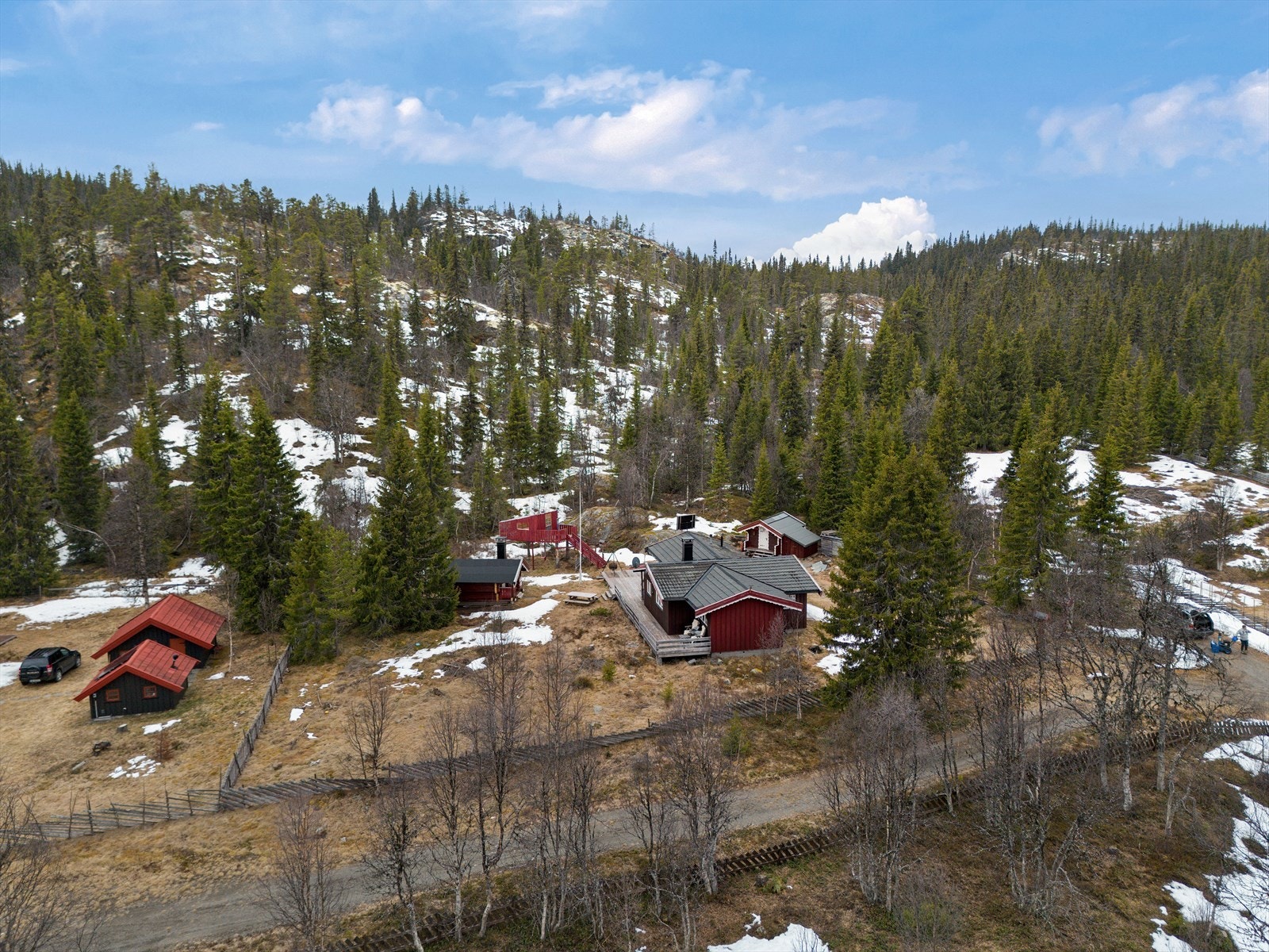 Fra hytta er det flott utsikt til bl.a. Svartetjern, Svarttjernhøgda og Kvitingen. Galleribilde