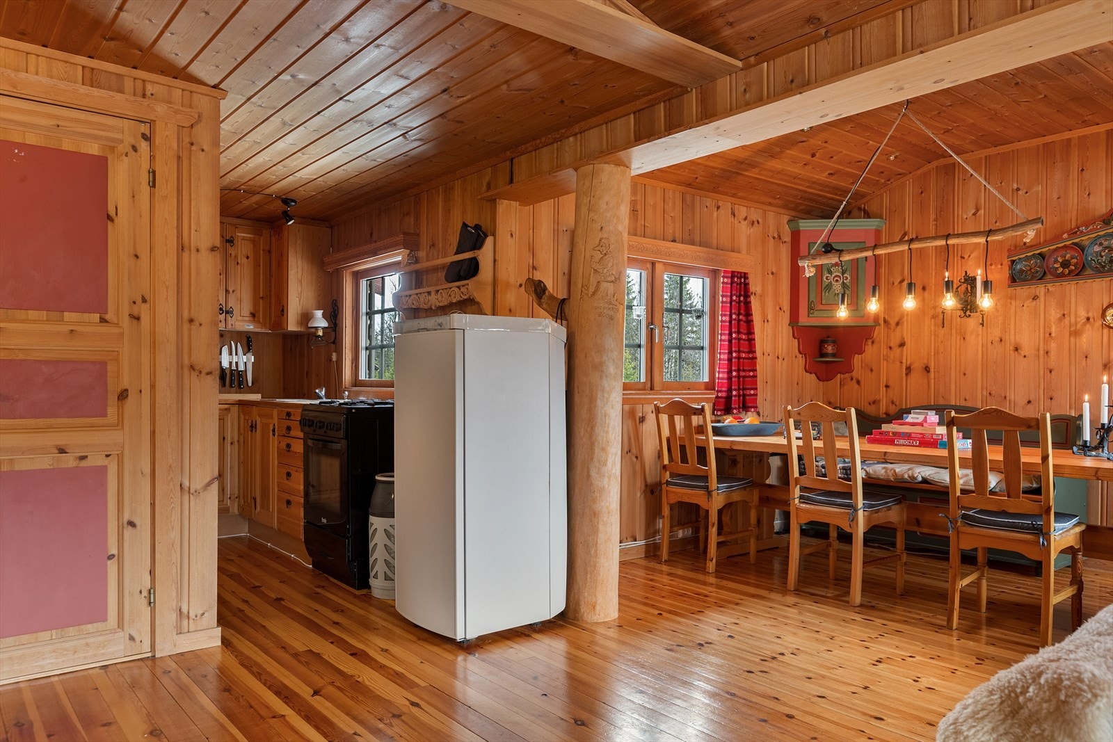 Kjøkkenet ligger i tilknytning til stuen. Galleribilde