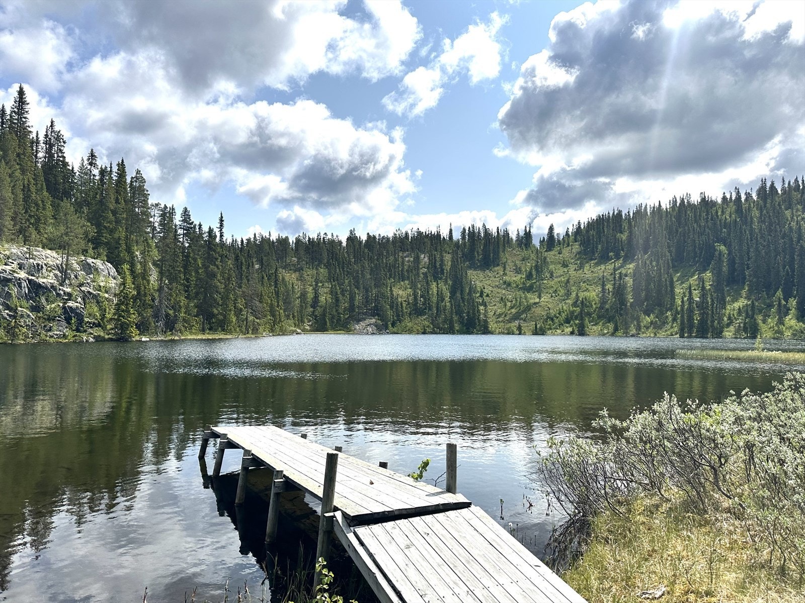 Eiendommen er fint beliggende med nærhet til Svartetjern, med mulighet for å bade og fiske. Galleribilde