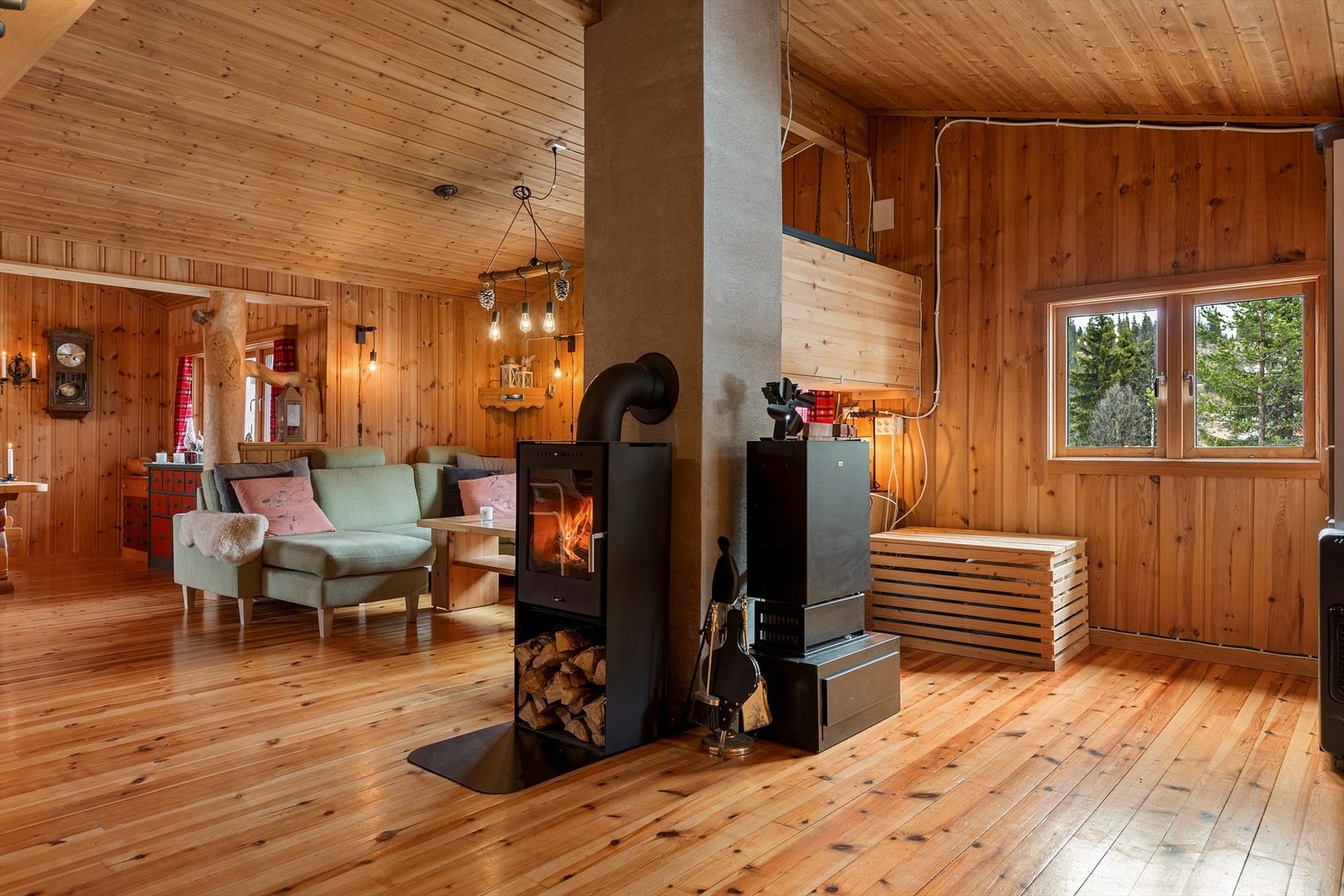 I 2024 ble det montert ny vedovn i stuen. Hytta har også Wallas parafinovn med "ring hytta varm". Galleribilde