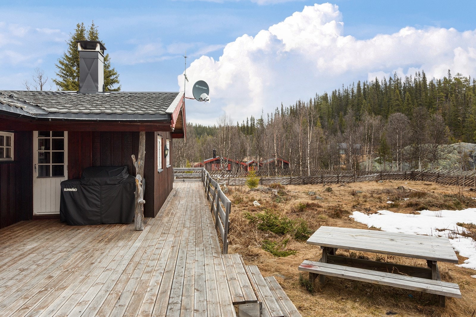 Fritidsboligen er oppført i 1984, og er senere tilbygd i 1990 og 1994. Galleribilde