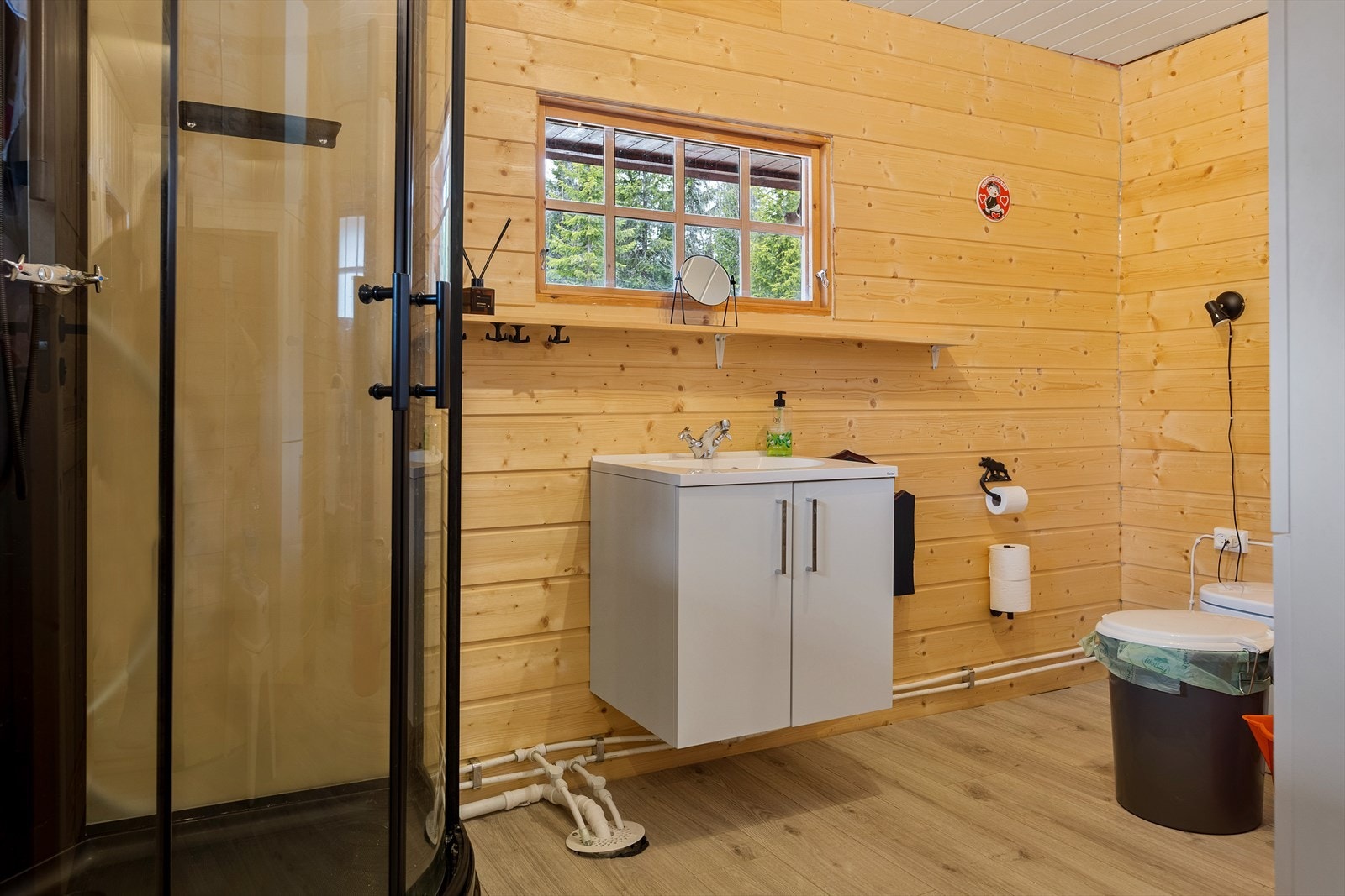 Badet ble ombygd mellom 2021-2023 og er utstyrt med dusjkabinett og servant, som får vann fra en forbrukstank, tilknyttet vannpumpe med trykkbeholder og propan vannvarmer. Galleribilde