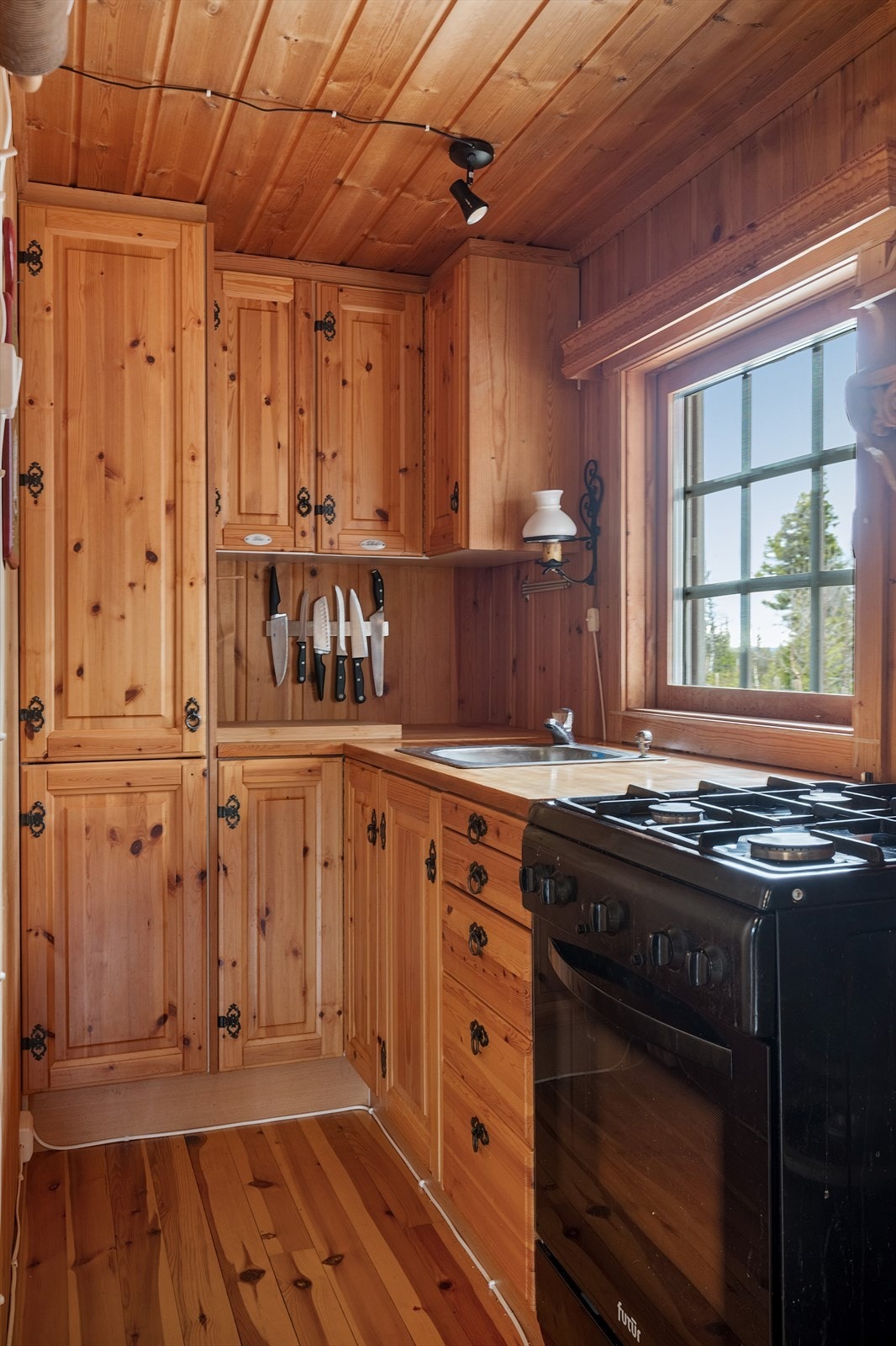 Kjøkkenet er utstyrt med gasskjøleskap og gasskomfyr. Galleribilde