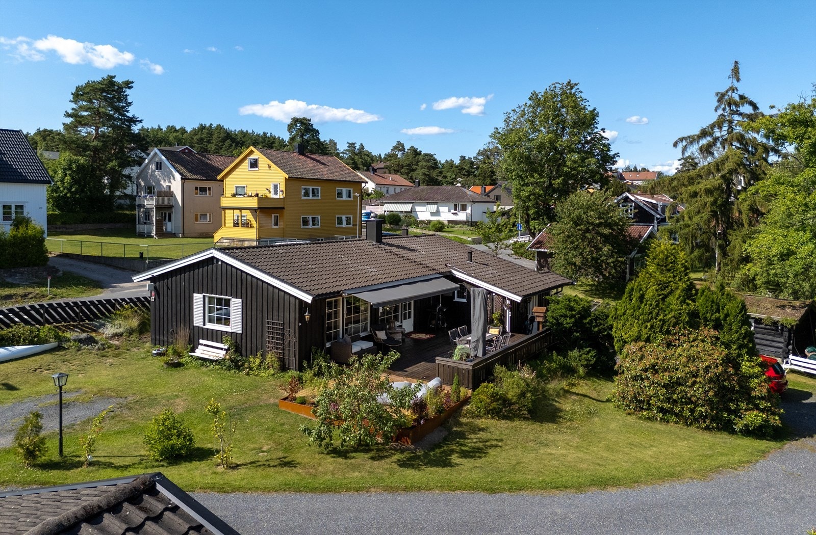En gjennomført bolig med solid standard, gode romløsninger og fine uteområder - klar for nye eiere som vil bo sentralt, men tilbaketrukket. Galleribilde