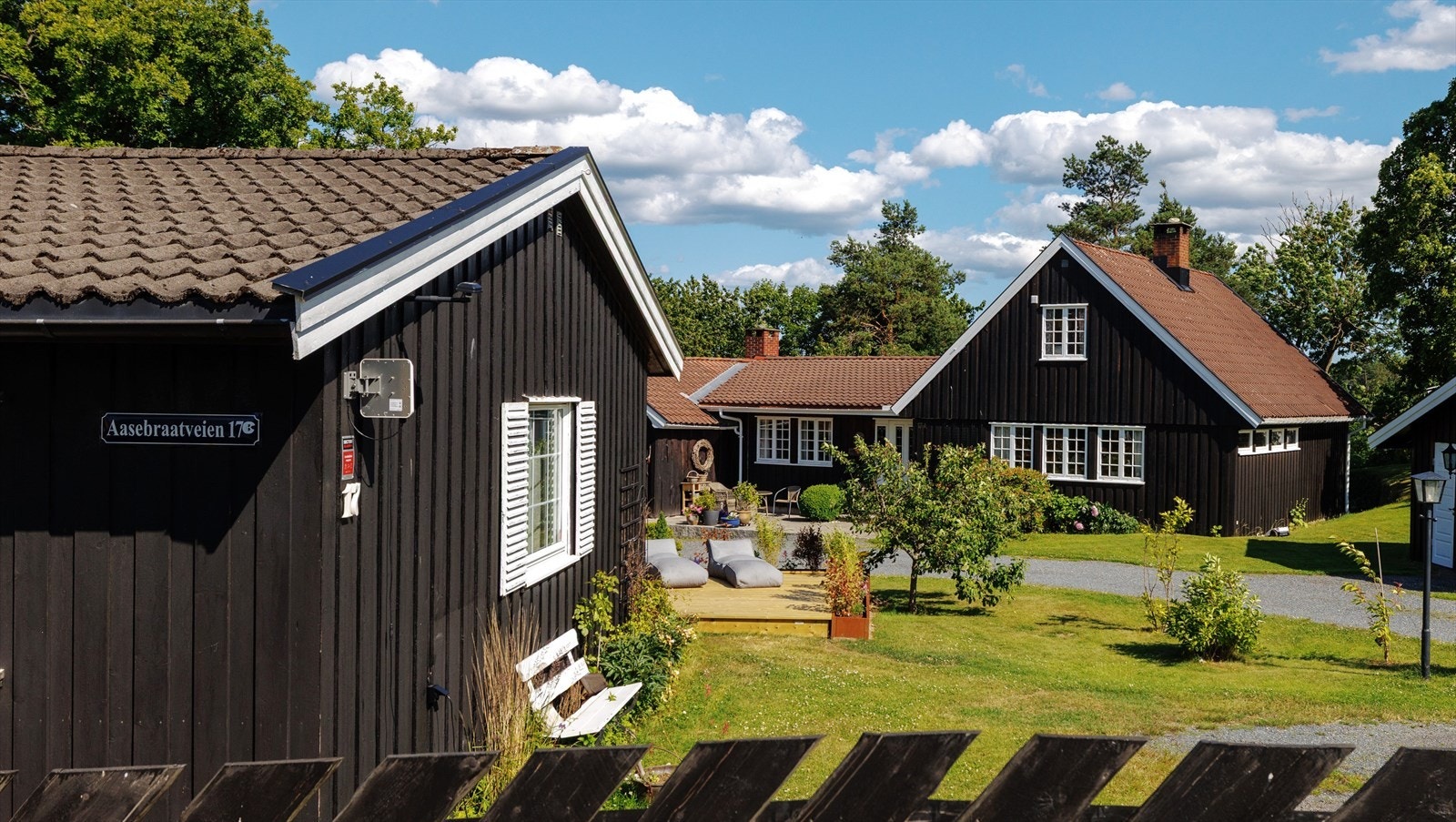Velkommen til Åsebråtveien 17C - en enebolig fra 1976 som er betydelig oppgradert i senere år. Familiebolig med tre soverom, to bad og god planløsning over to etasjer. Galleribilde