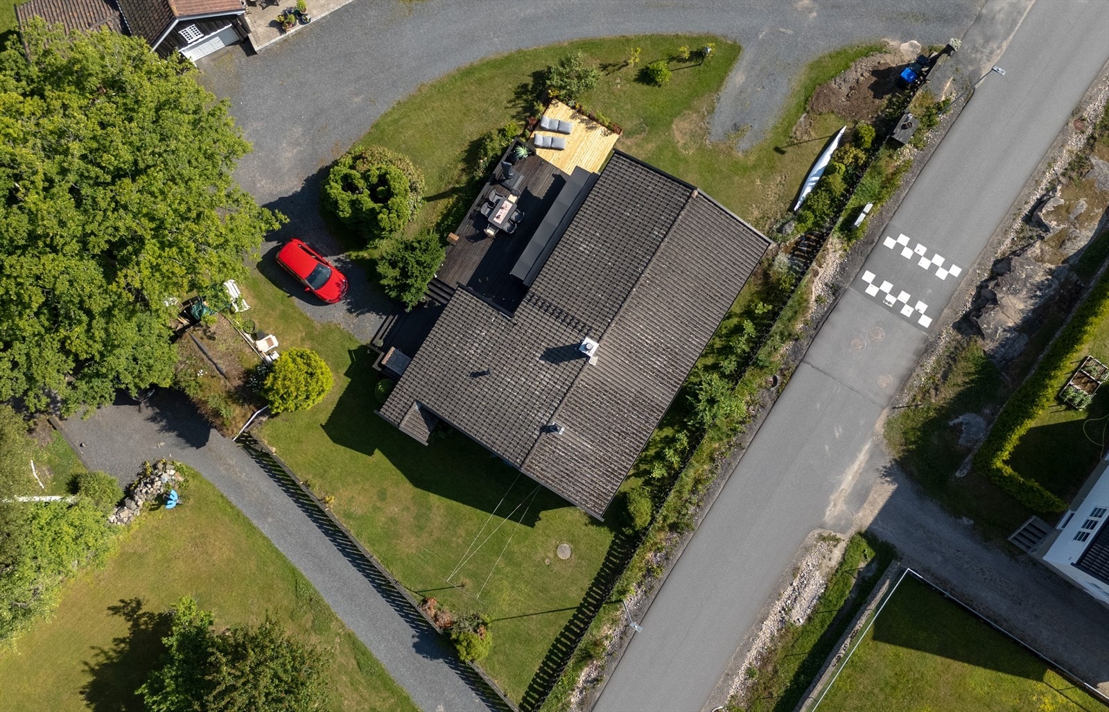 Boligen ligger på et rolig og skjermet tun sammen med to andre enheter. Store gressflater, løvtrær og klassisk skigard gir et helhetlig og trivelig uttrykk. Galleribilde