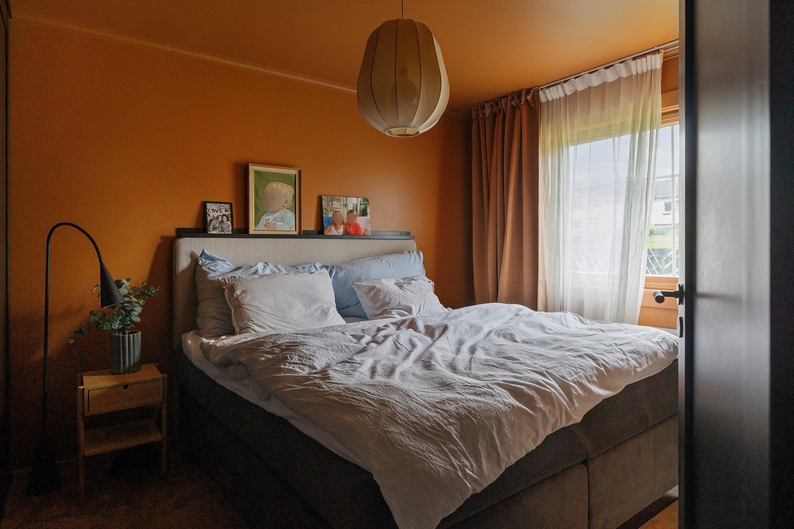 Boligen har tre soverom i hovedetasjen, alle med malte flater og plass til seng og oppbevaringsløsninger. Dette rommet er innredet med skyvedørsgarderobe. Galleribilde