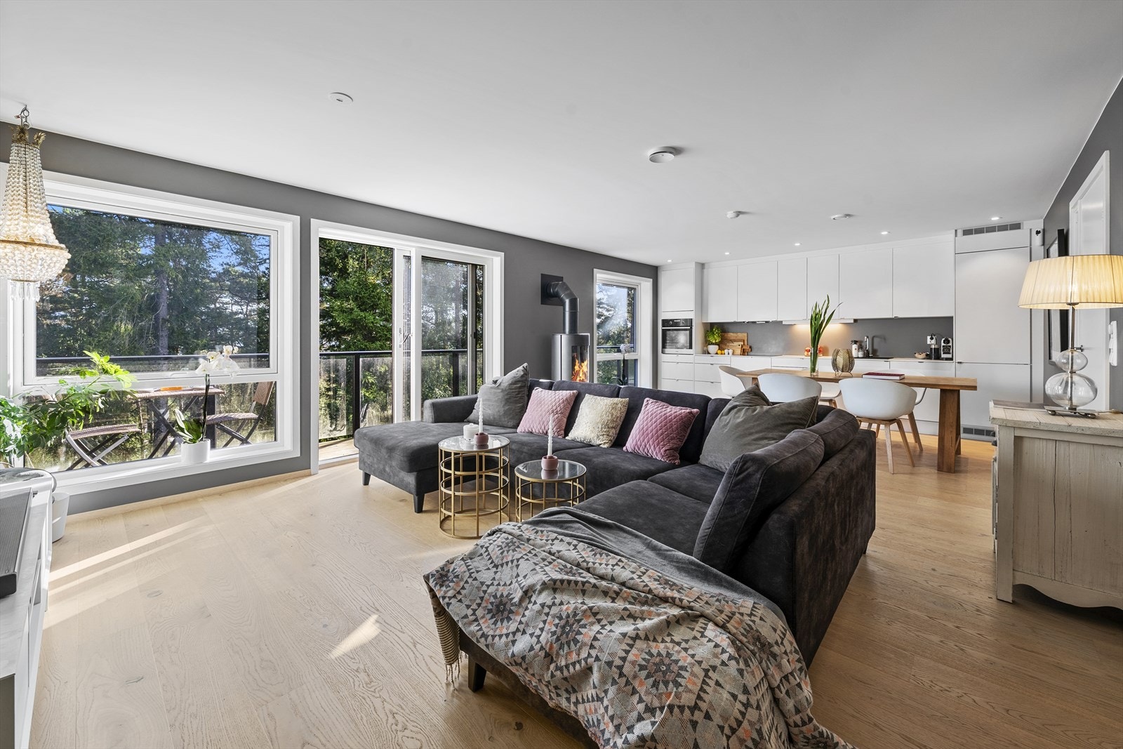 Lys og åpen stue med store vindusflater som sørger for godt lysinnslipp Galleribilde