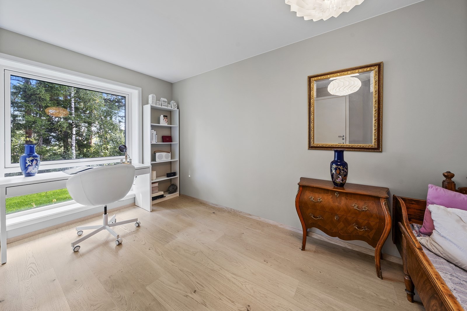 Soverom 2 er også av god størrelse med plass til dobbeltseng, nattbord, skrivebord og garderobeskap Galleribilde