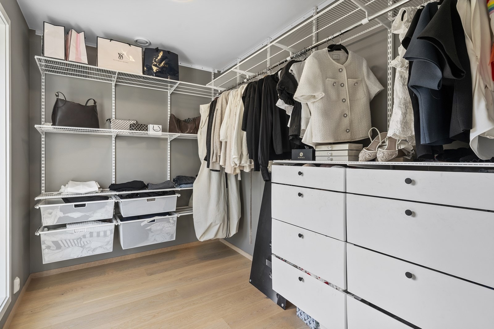 Walk-in closet Galleribilde