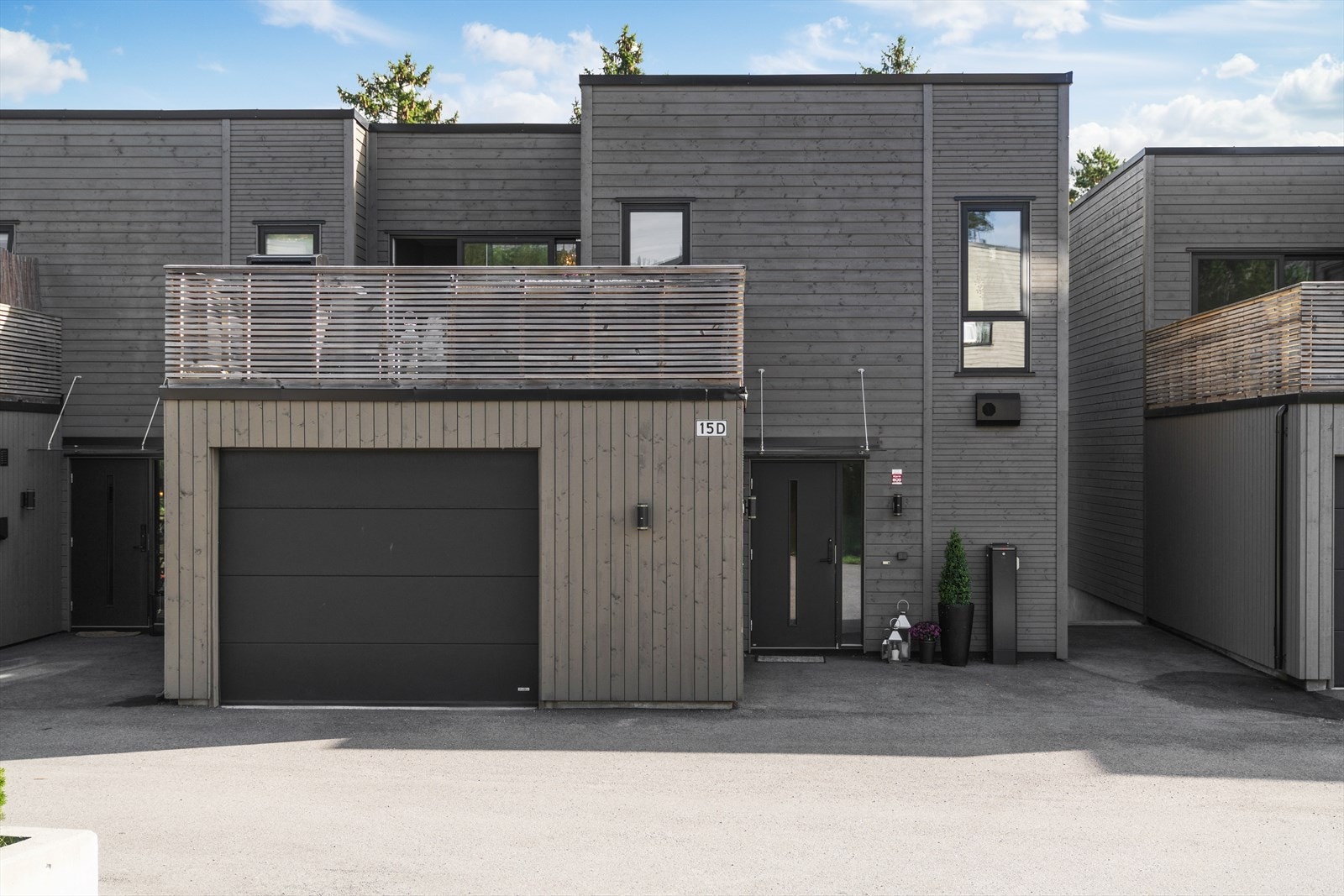 Nyere og meget tiltalende enebolig i rekke med attraktiv og barnevennlig beliggenhet Galleribilde