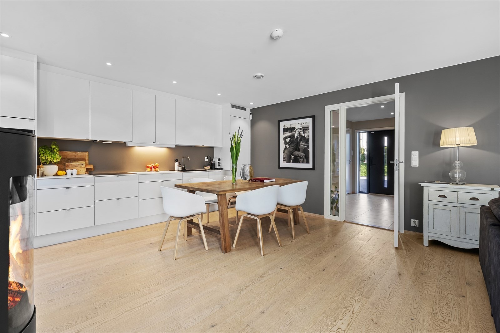 Det er integrert oppvaskmaskin, stekeovn, platetopp og kjøl/fryseskap Galleribilde