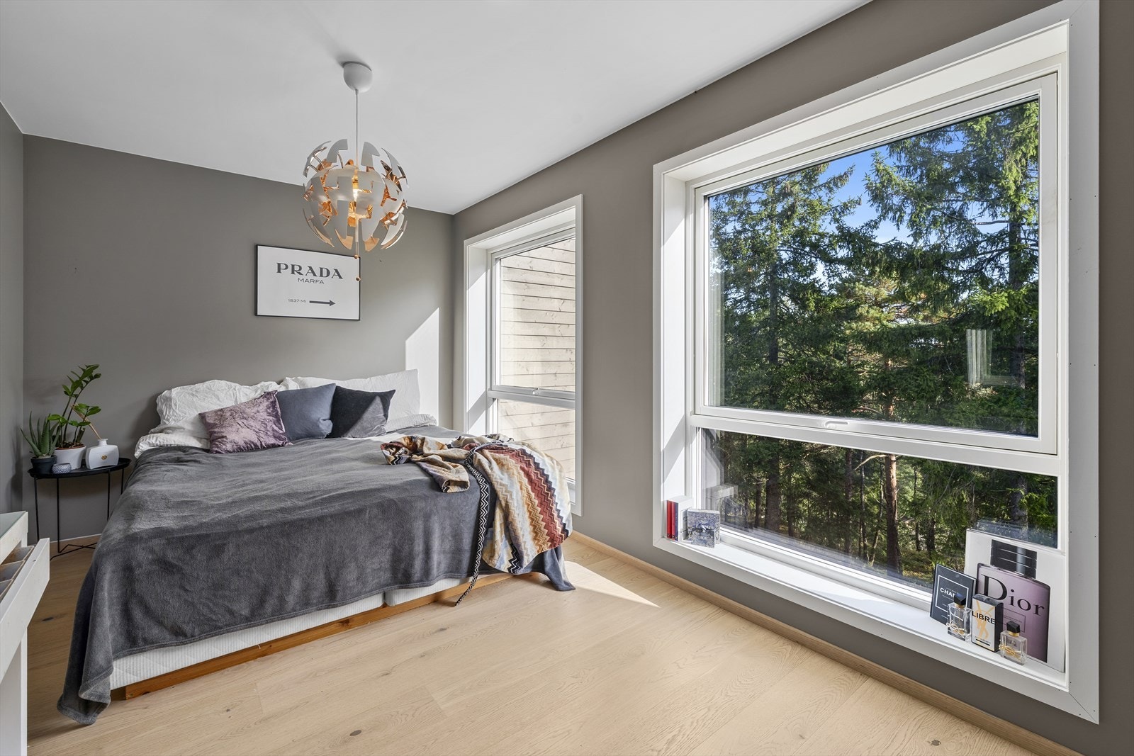 Soverom 1 er av god størrelse med plass til dobbeltseng, nattbord og annet soveromsmøblement. Fra soverommet er det inngang til walk-in closet Galleribilde