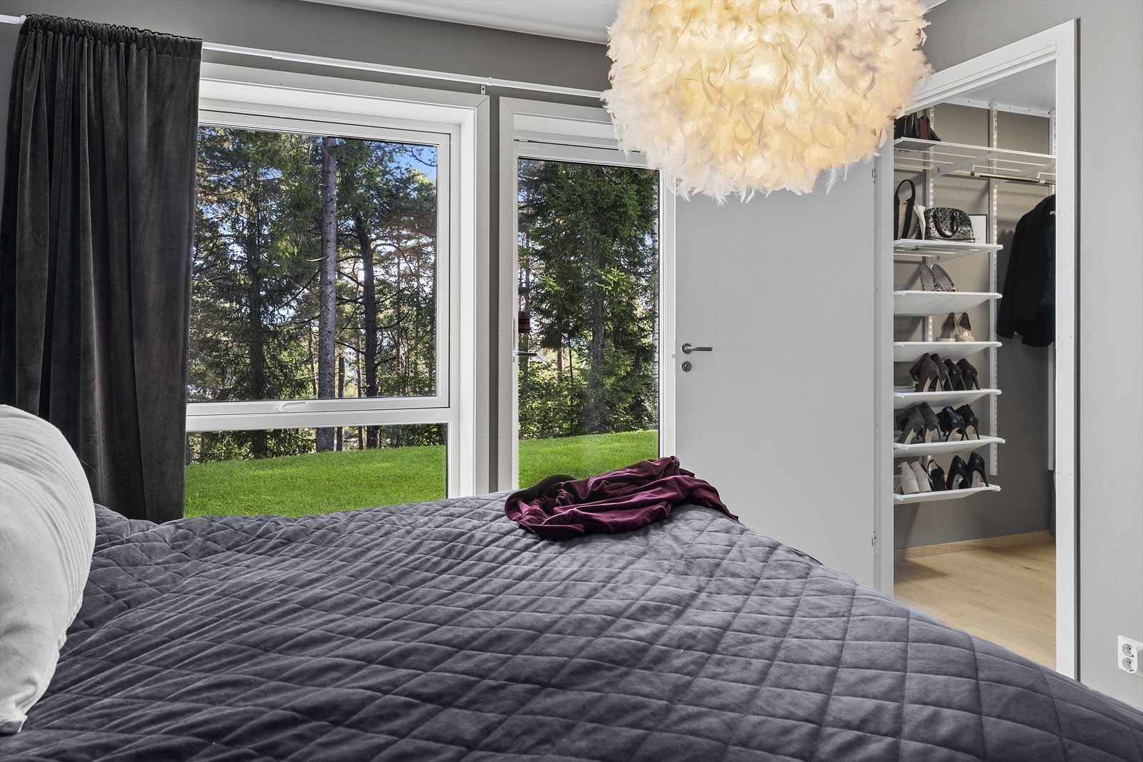 Fra soverommet er det inngang til walk-in closet. Fra soverommet er det utgang til hage Galleribilde