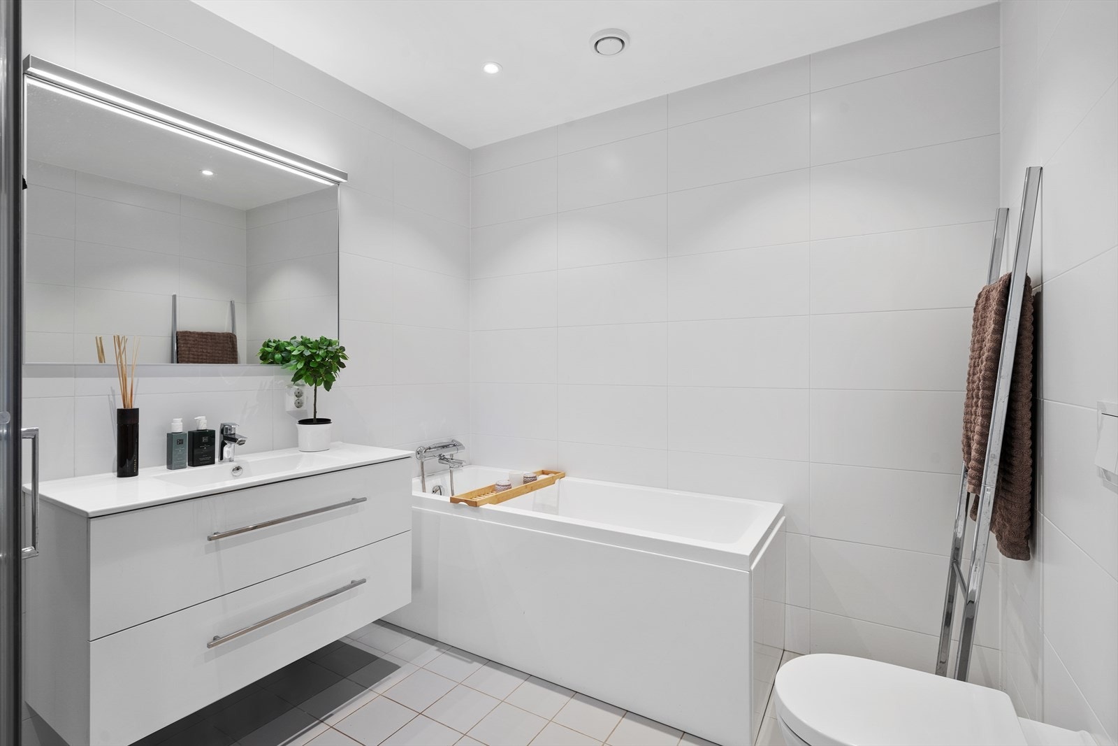 Delikat, helfliset baderom med varmekabler i gulv Galleribilde