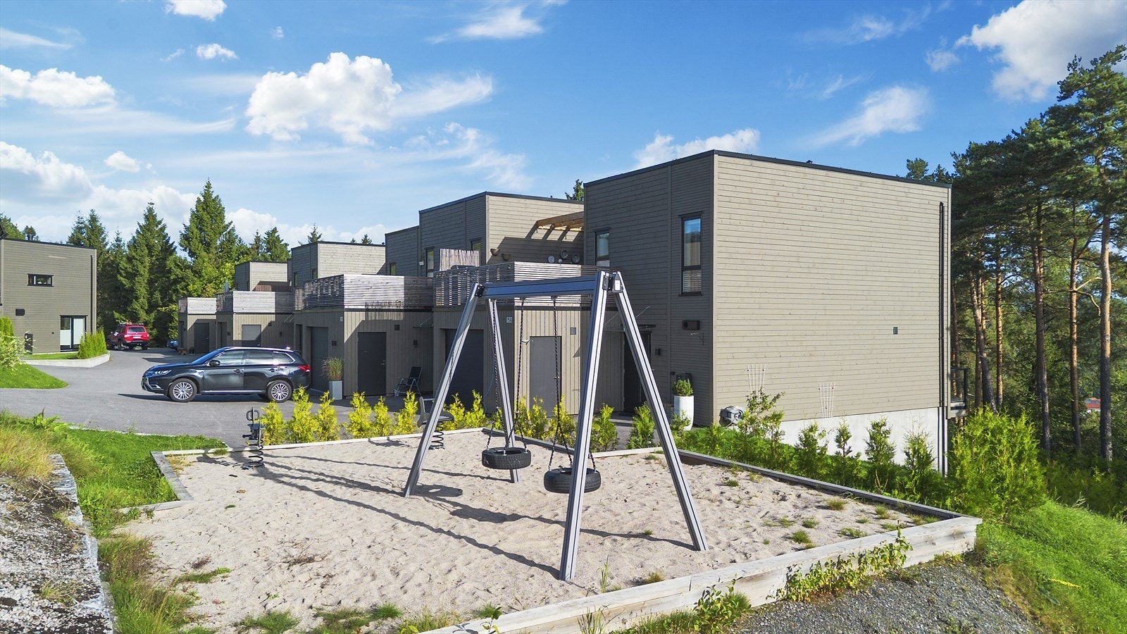 Lekeplass på borettslagets fellesareal Galleribilde