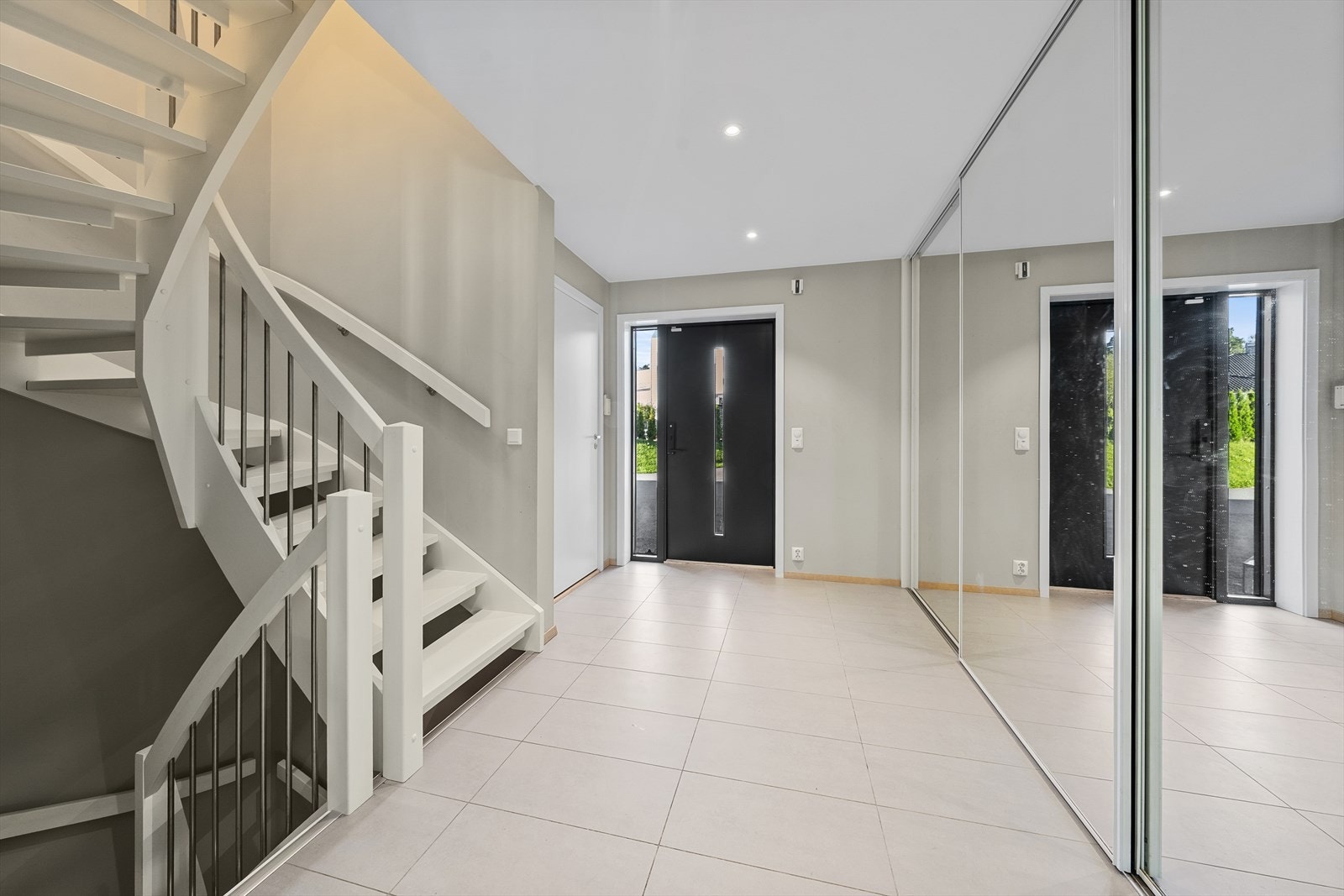 Velkommen inn i en meget romslig entré med flislagt gulv med varmekabler Galleribilde