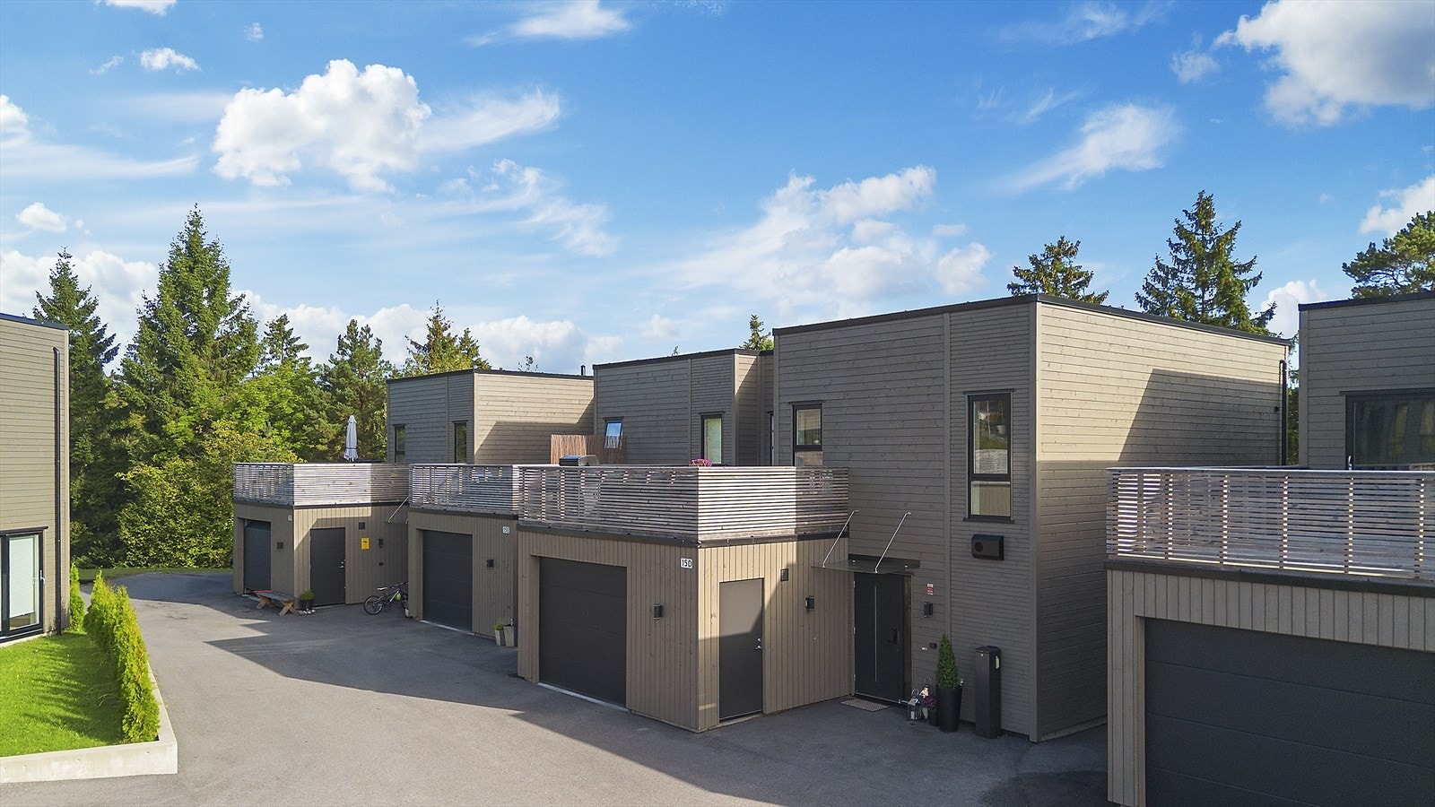 Parkering utenfor boligen eller i garasje med lader til elbil Galleribilde