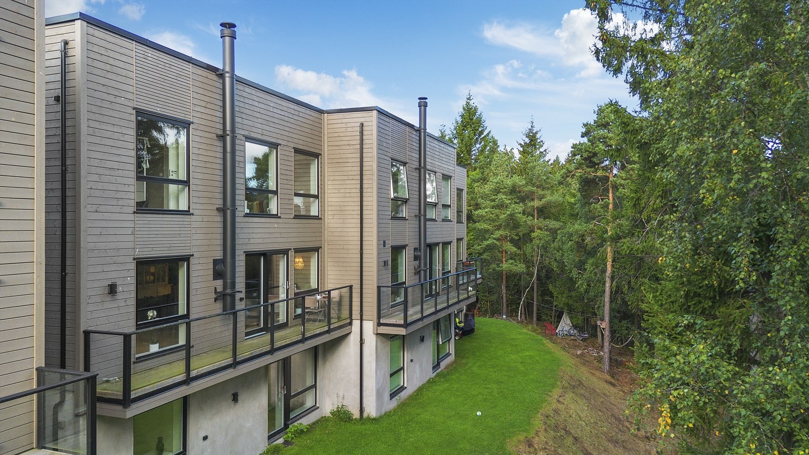 Sørsiden av boligen grenser til skog og friområde Galleribilde