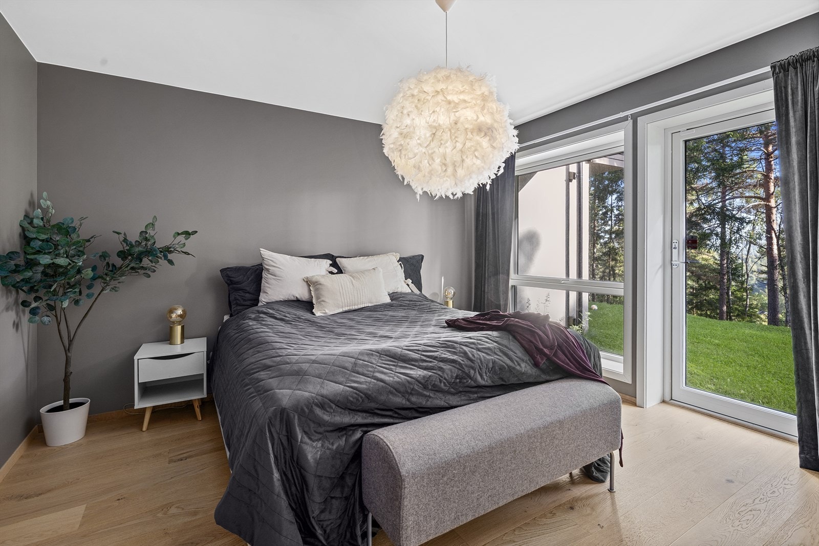 Hovedsoverommet har god plass til dobbeltseng, nattbord og annet mindre soveromsmøblement Galleribilde