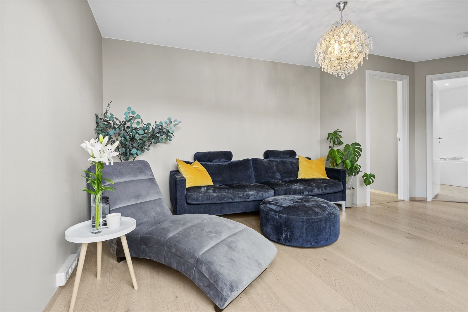 Praktisk loftstue med plass til sofagruppe og tilhørende møblement. Stuen passer perfekt som en ekstra TV-stue Galleribilde